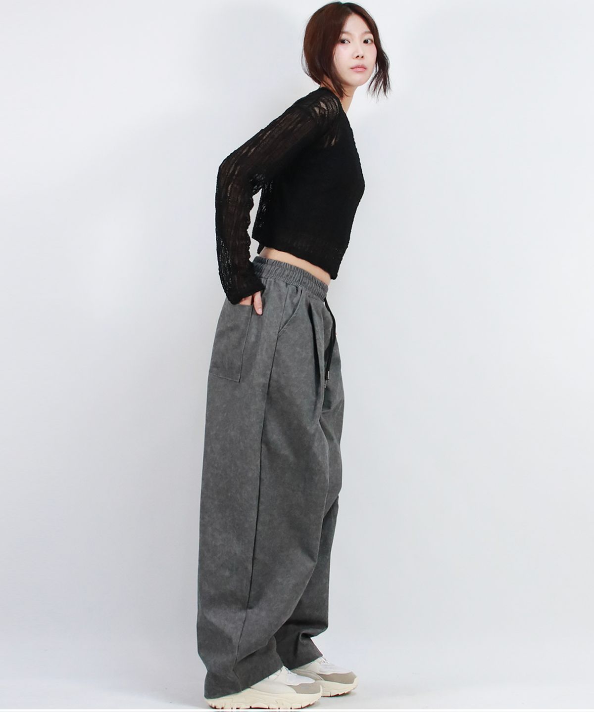 드마크(DEMARC) Grunge washing side one tuck curved wide pants charcoal