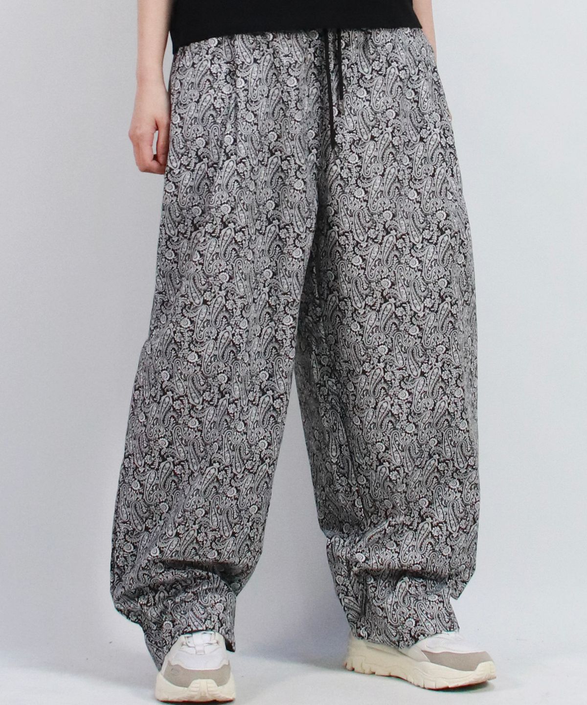 드마크(DEMARC) Paisley side one tuck curved wide pants Black