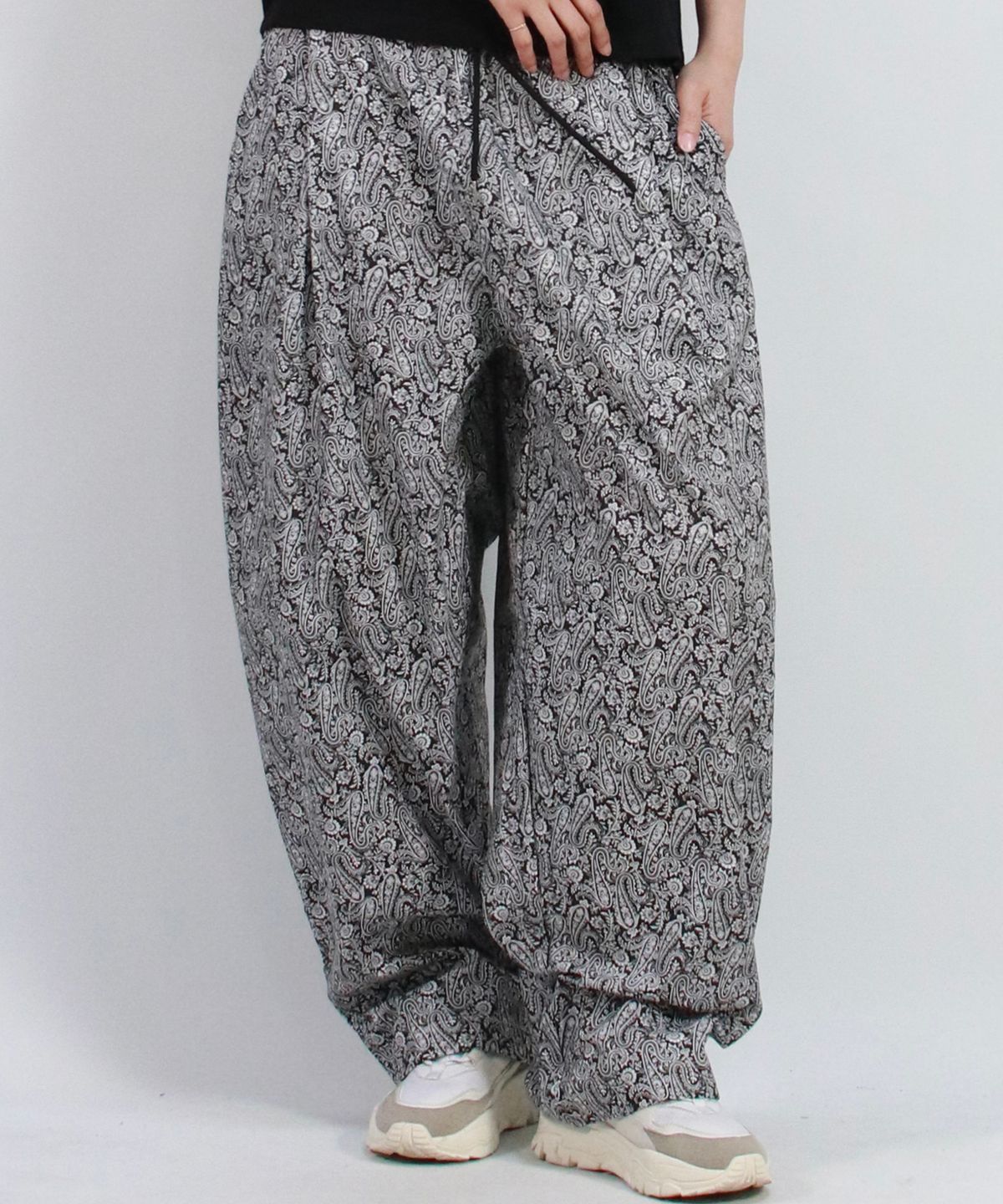 드마크(DEMARC) Paisley side one tuck curved wide pants Black