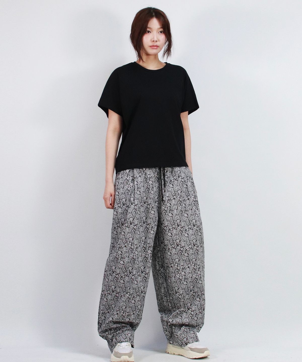 드마크(DEMARC) Paisley side one tuck curved wide pants Black
