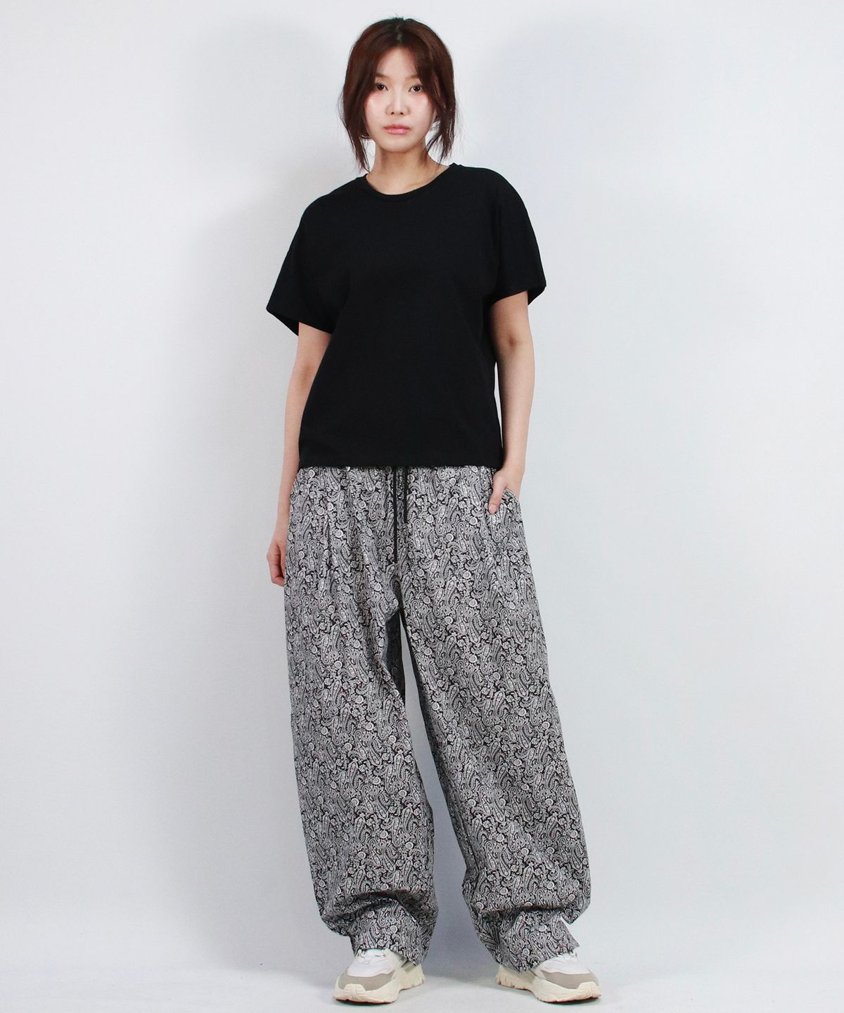 드마크(DEMARC) Paisley side one tuck curved wide pants Black