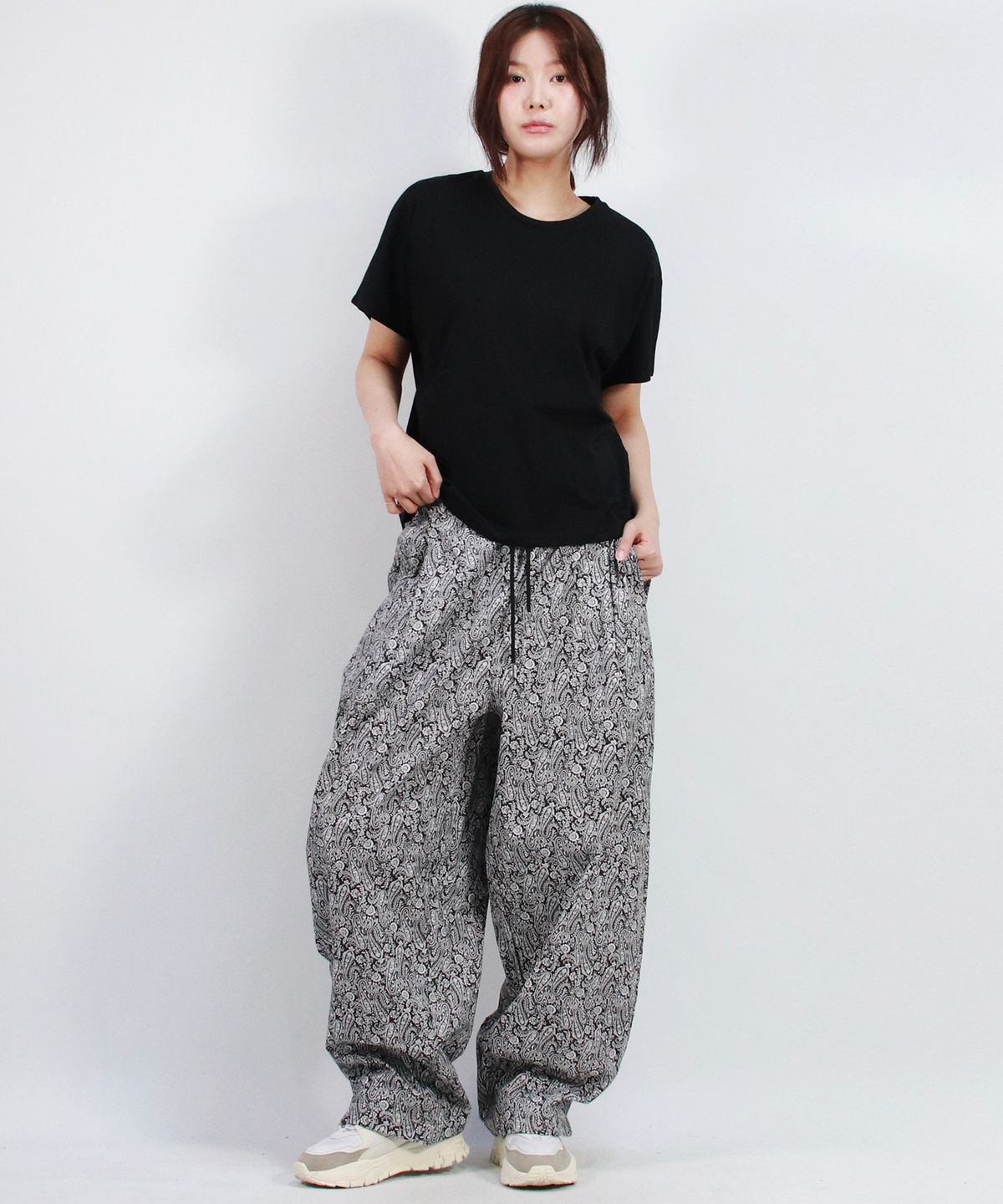 드마크(DEMARC) Paisley side one tuck curved wide pants Black