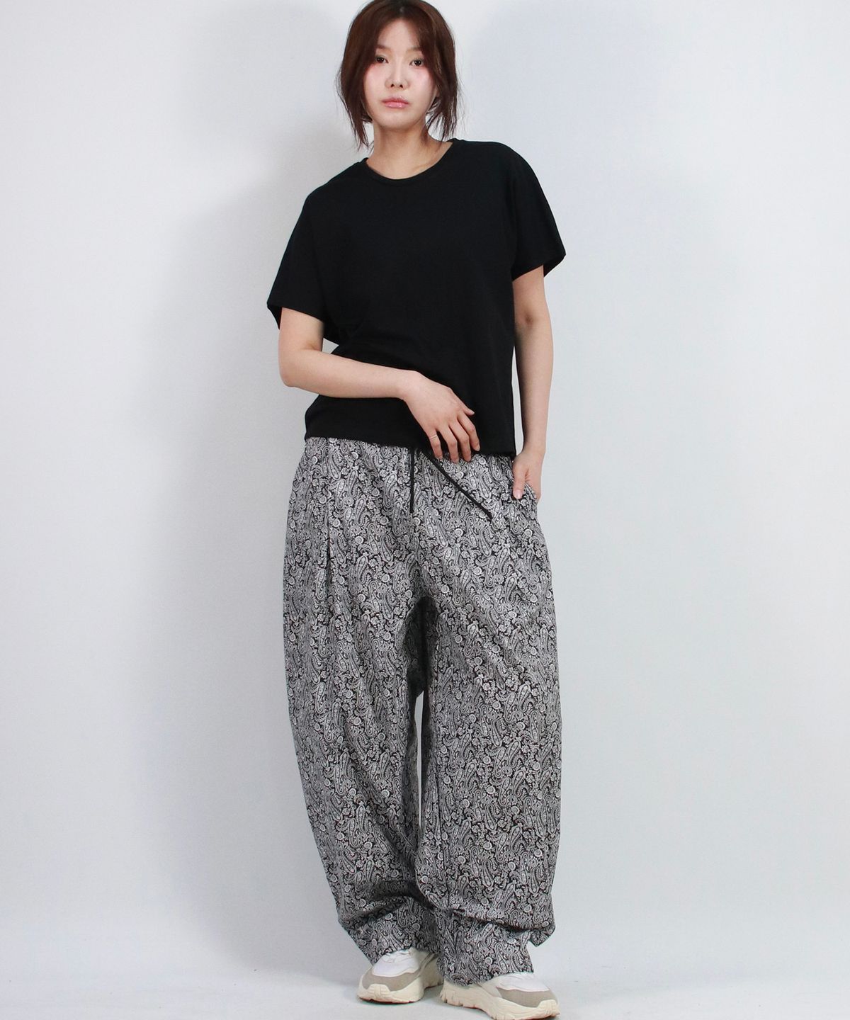 드마크(DEMARC) Paisley side one tuck curved wide pants Black