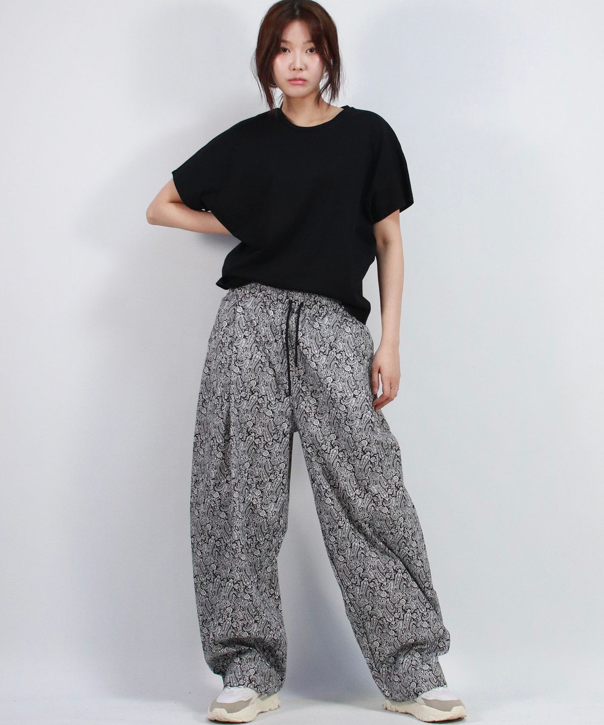 드마크(DEMARC) Paisley side one tuck curved wide pants Black