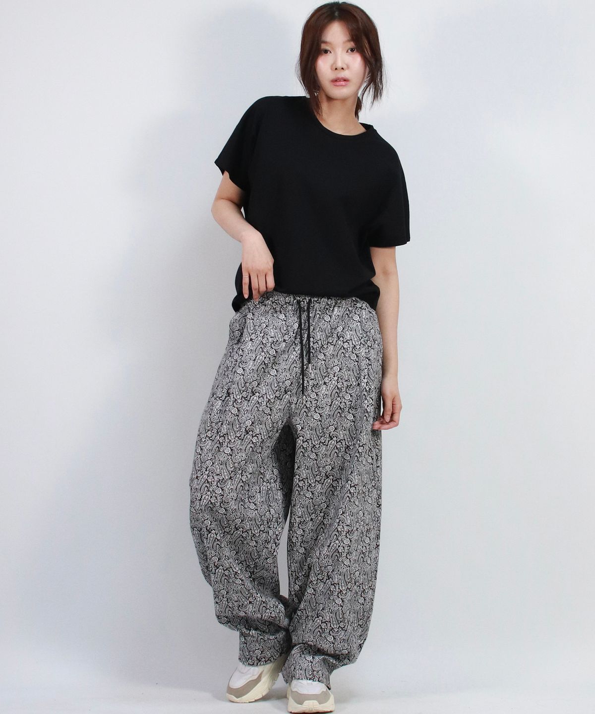 드마크(DEMARC) Paisley side one tuck curved wide pants Black