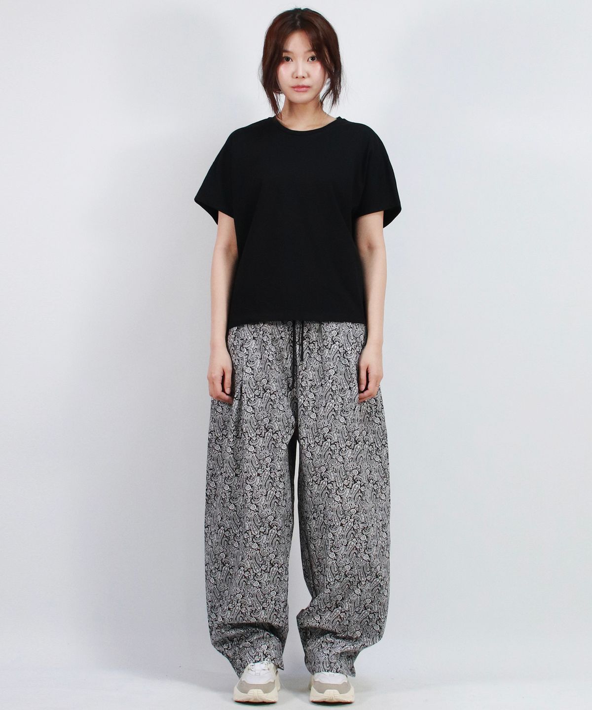 드마크(DEMARC) Paisley side one tuck curved wide pants Black