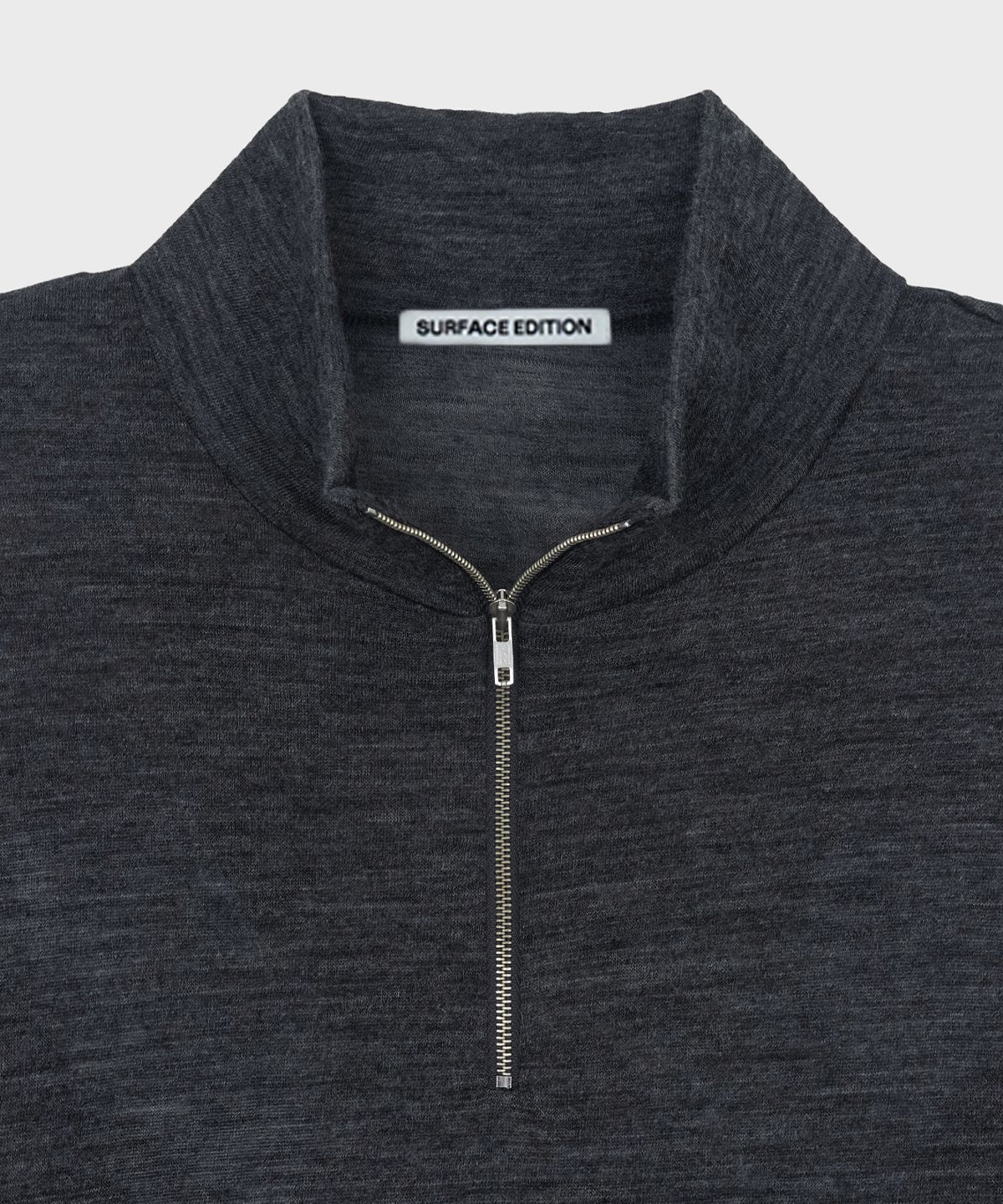서피스에디션(SURFACE EDITION) LIGHTWEIGHT WOOL HALF ZIP-UP CHARCOAL