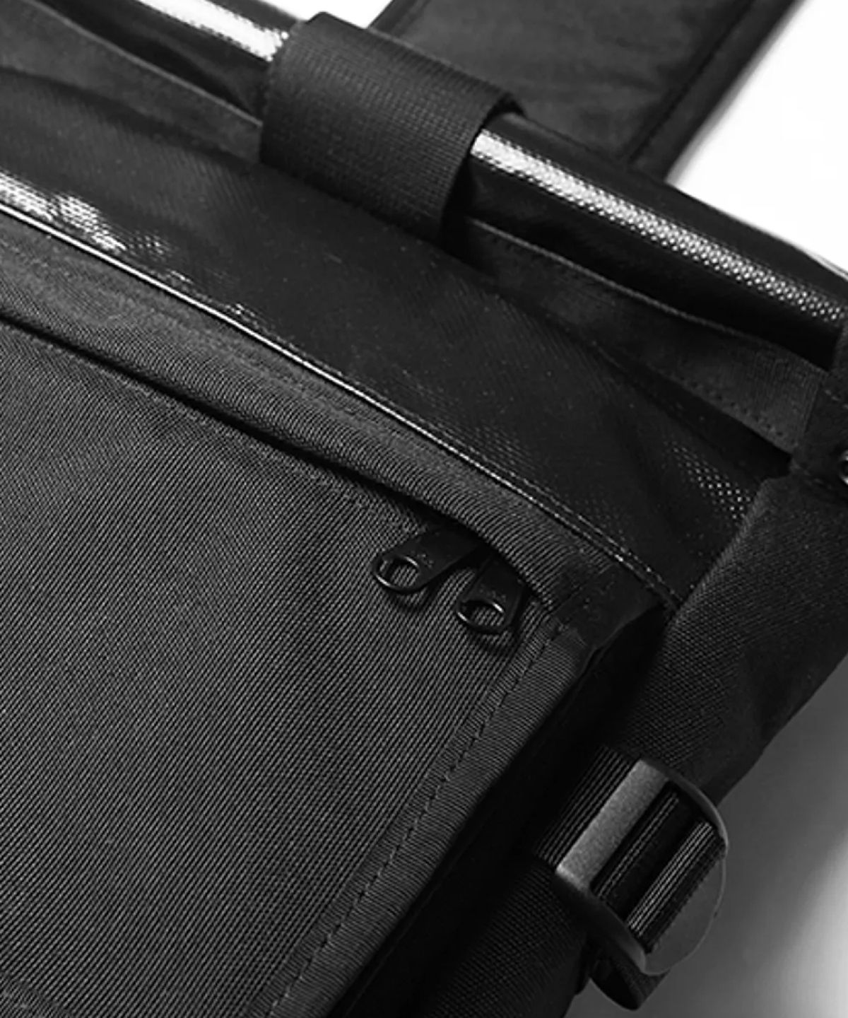 티레벨(T-LEVEL) Juven Roll Top Messenger Bag Black