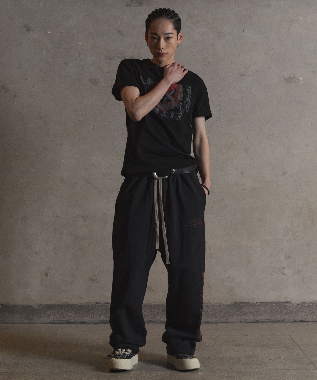 가터갤러리(GOTTER GALLERY) SIDE LOGO CROSS SWEAT PANTS_BLACK