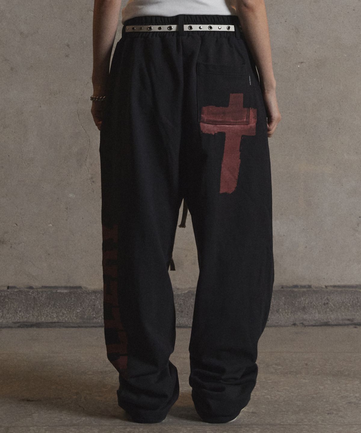 가터갤러리(GOTTER GALLERY) SIDE LOGO CROSS SWEAT PANTS_BLACK