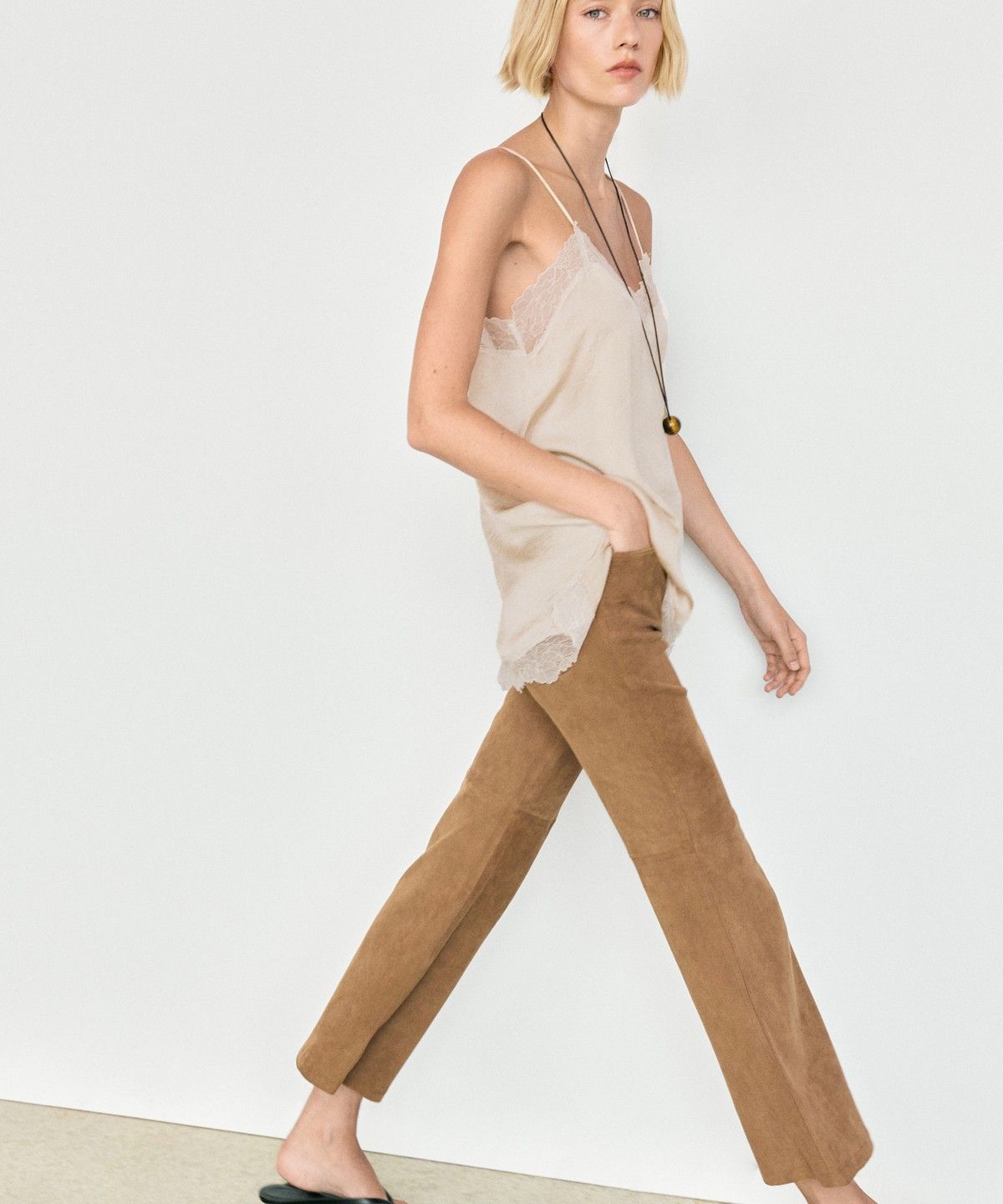 마시모두띠(MASSIMO DUTTI) 크롭 스웨이드 레더 플레어 레깅스 팬츠