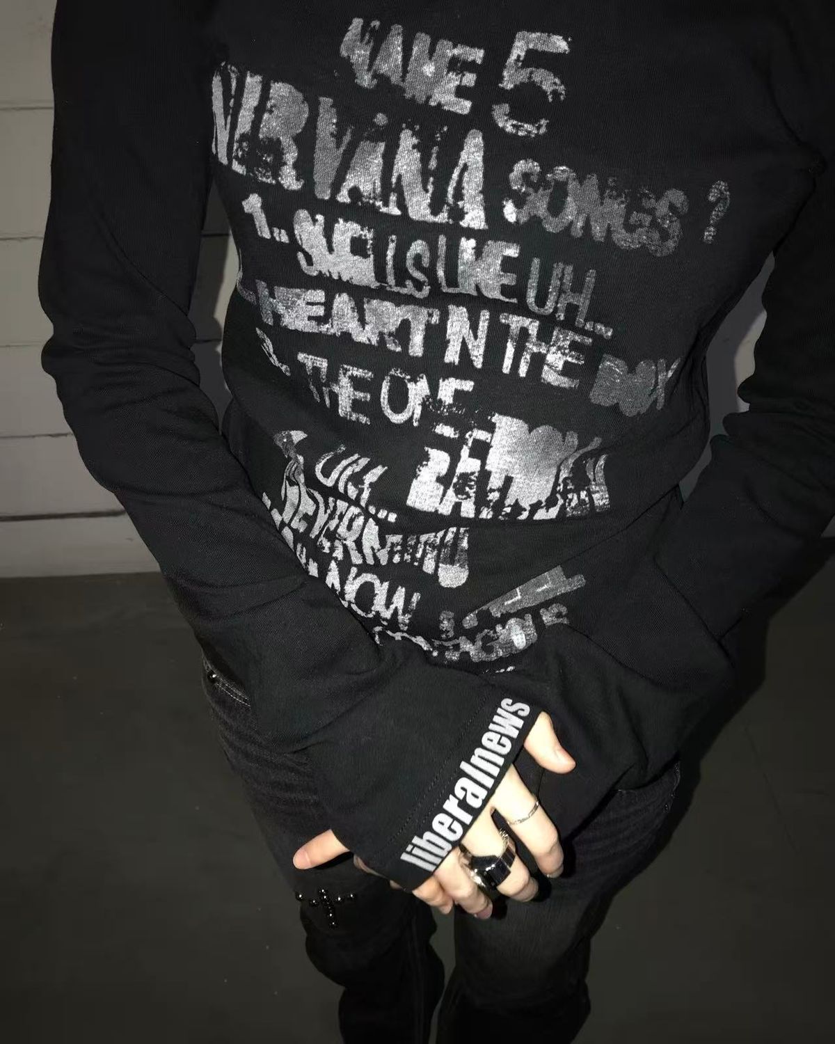리버뉴스(LIBERALNEWS) DISRUPTED LETTER TEE_BLACK