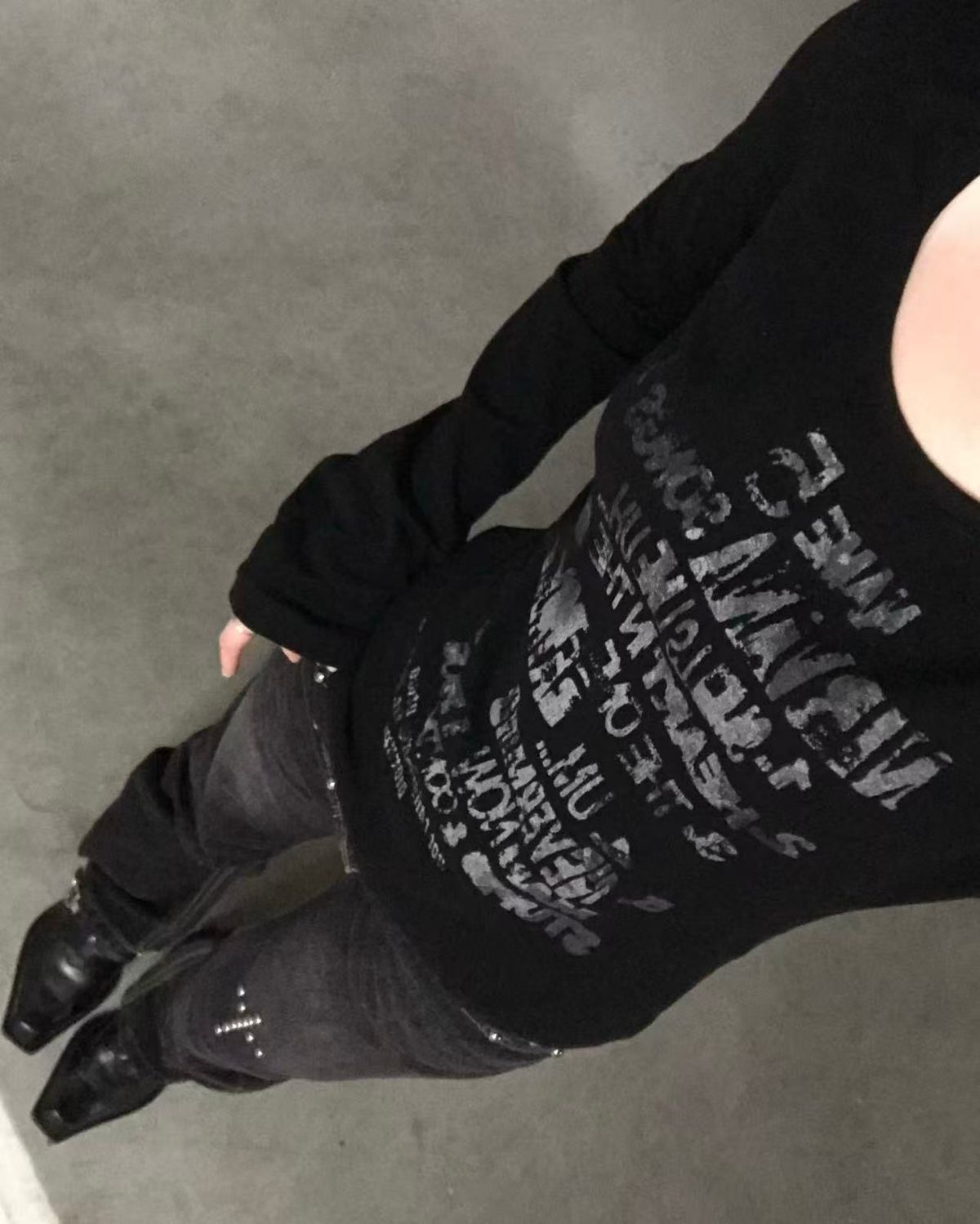 리버뉴스(LIBERALNEWS) DISRUPTED LETTER TEE_BLACK