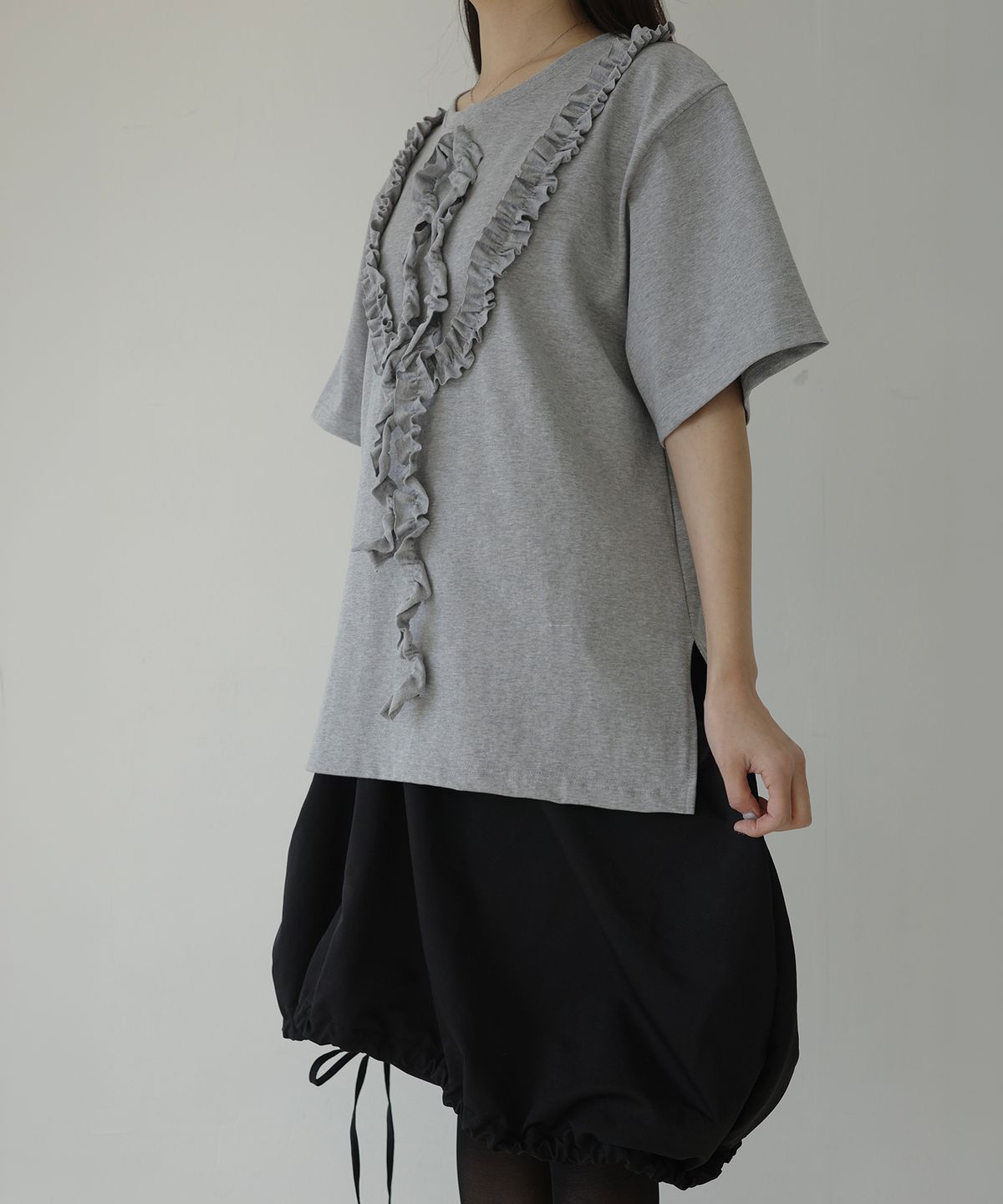 이서이(ESEOE) the garden ruffle t-shirt Melange gray
