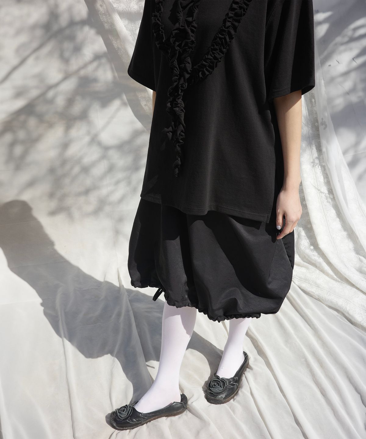 이서이(ESEOE) the garden ruffle t-shirt Black