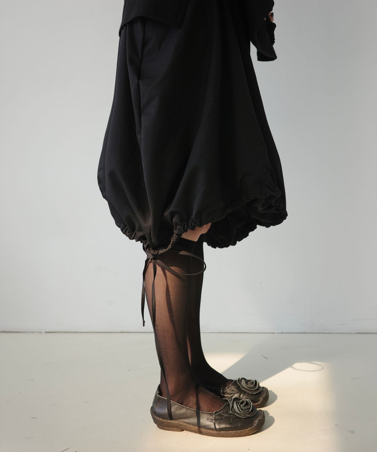 이서이(ESEOE) petal volume skirt Black