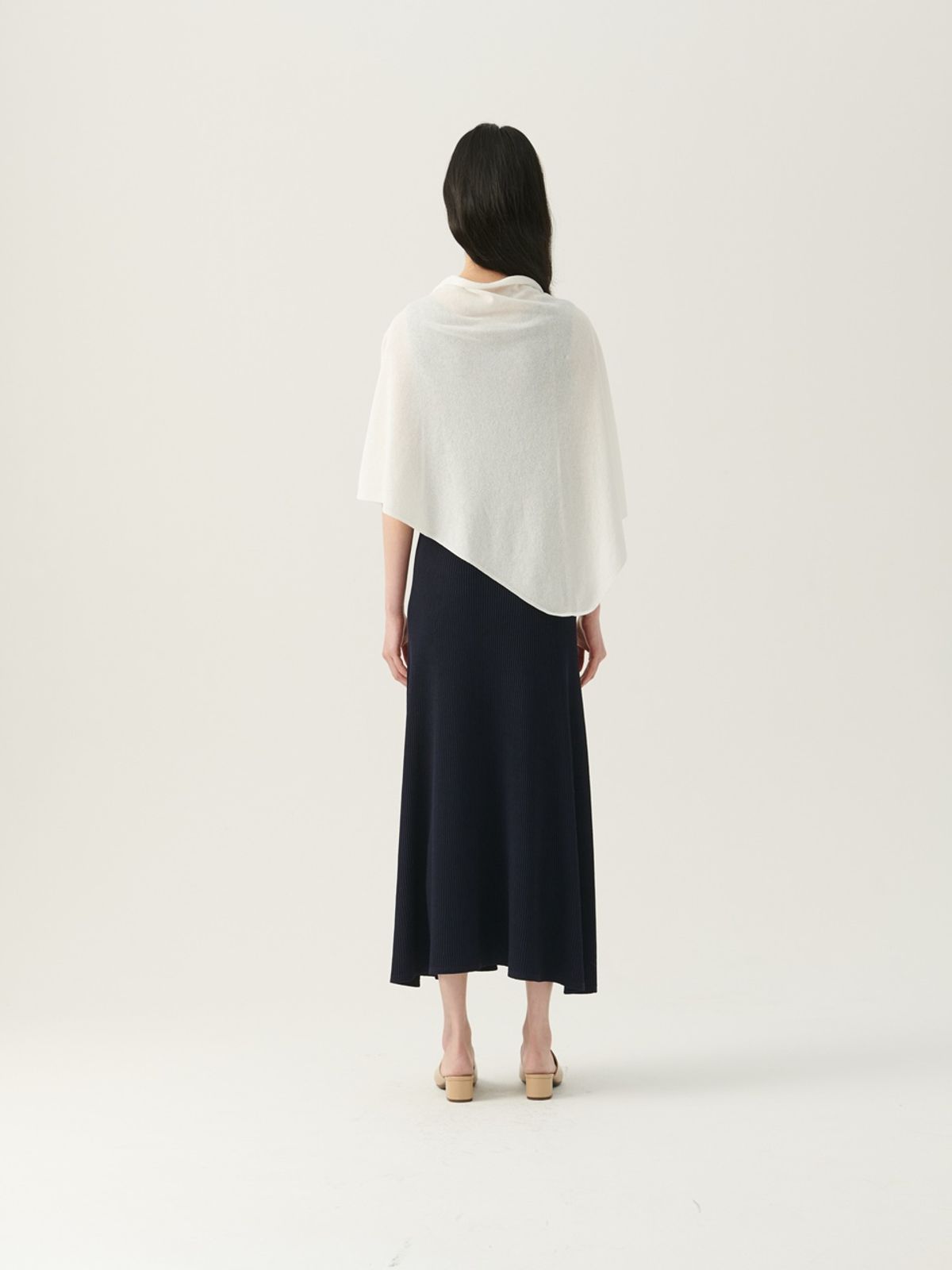 베이스스레드(BASETHREAD) Clair Drape Shawl - White