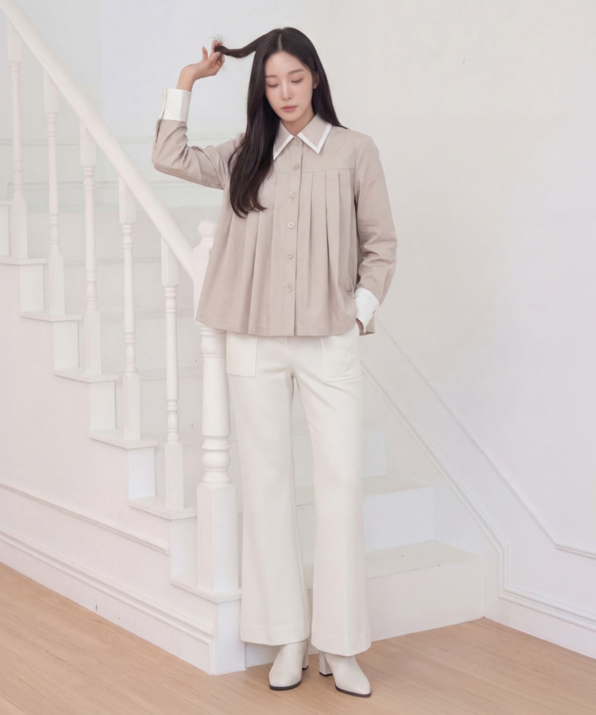 엘바이엘(LBYL) 화이트 카라 베이지 코튼 플리츠 블라우스