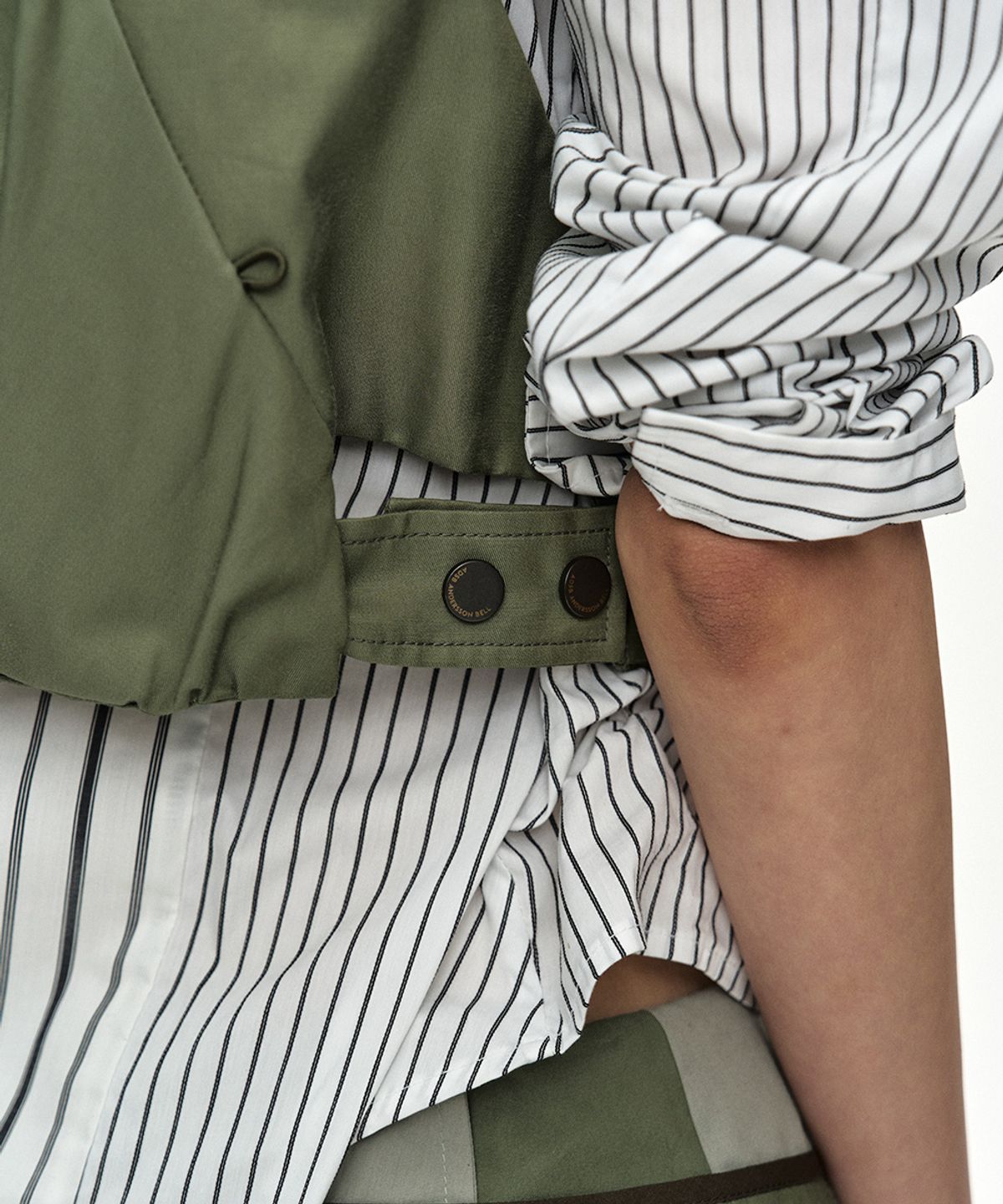 앤더슨벨(ADSB ANDERSSON BELL) SOME MIGHT SAY UTILITY VEST atb1571u(KHAKI)