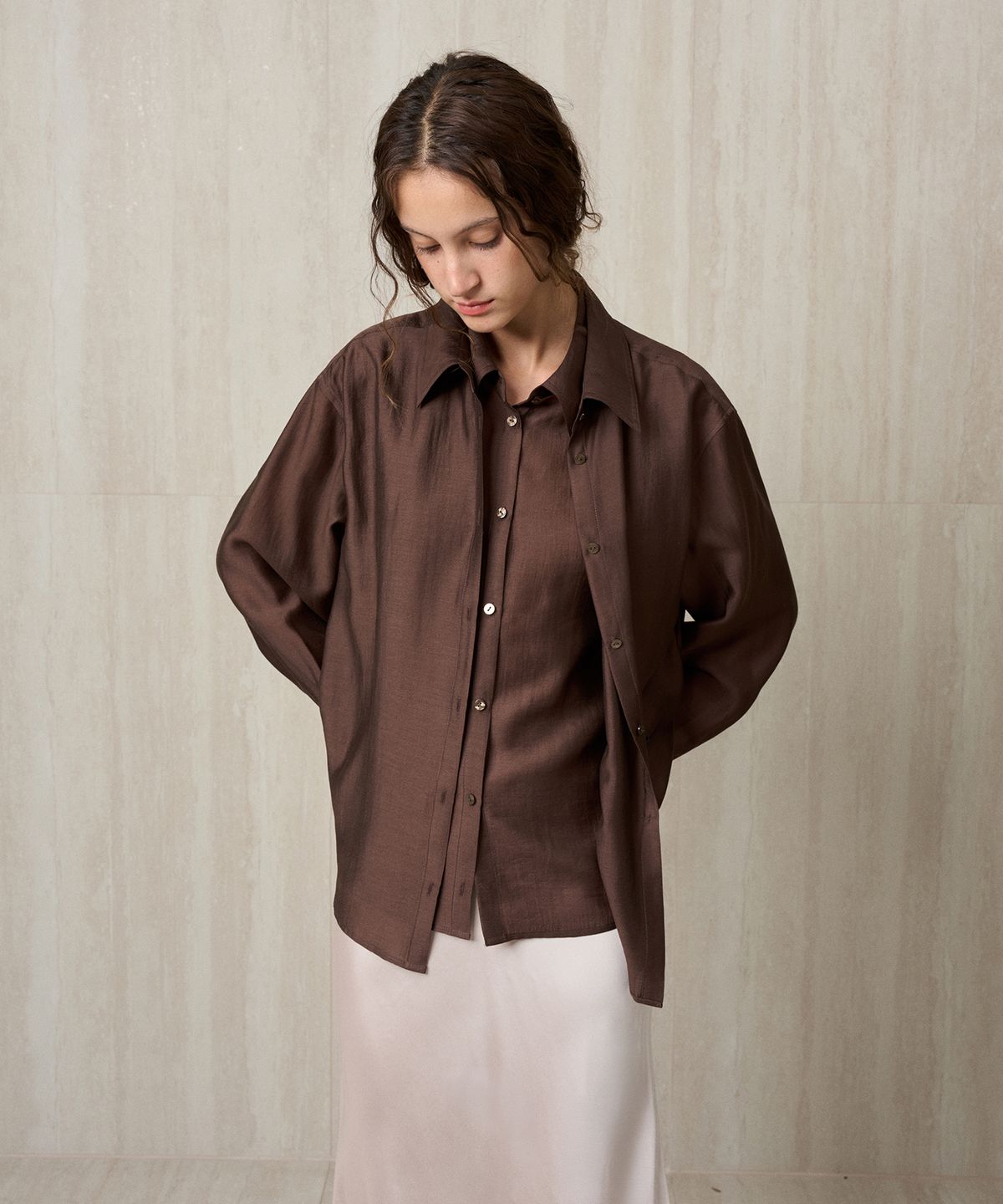 리이(RE RHEE) LAYERED PLACKET SHIRT TRUFFLE