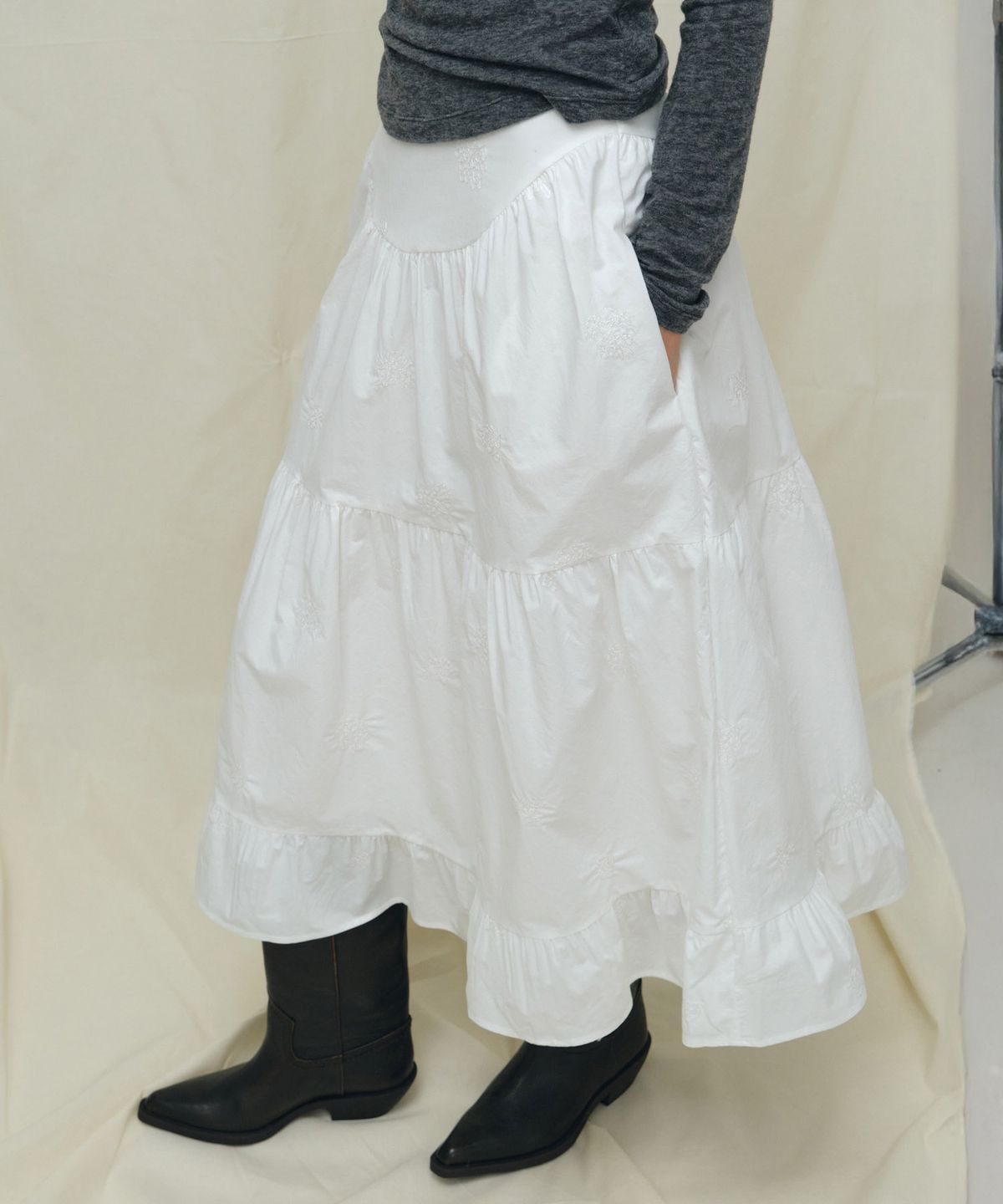 마이스(MAIS) EMBROIDERED SHIRRED TIERED MAXI SKIRT / WHITE