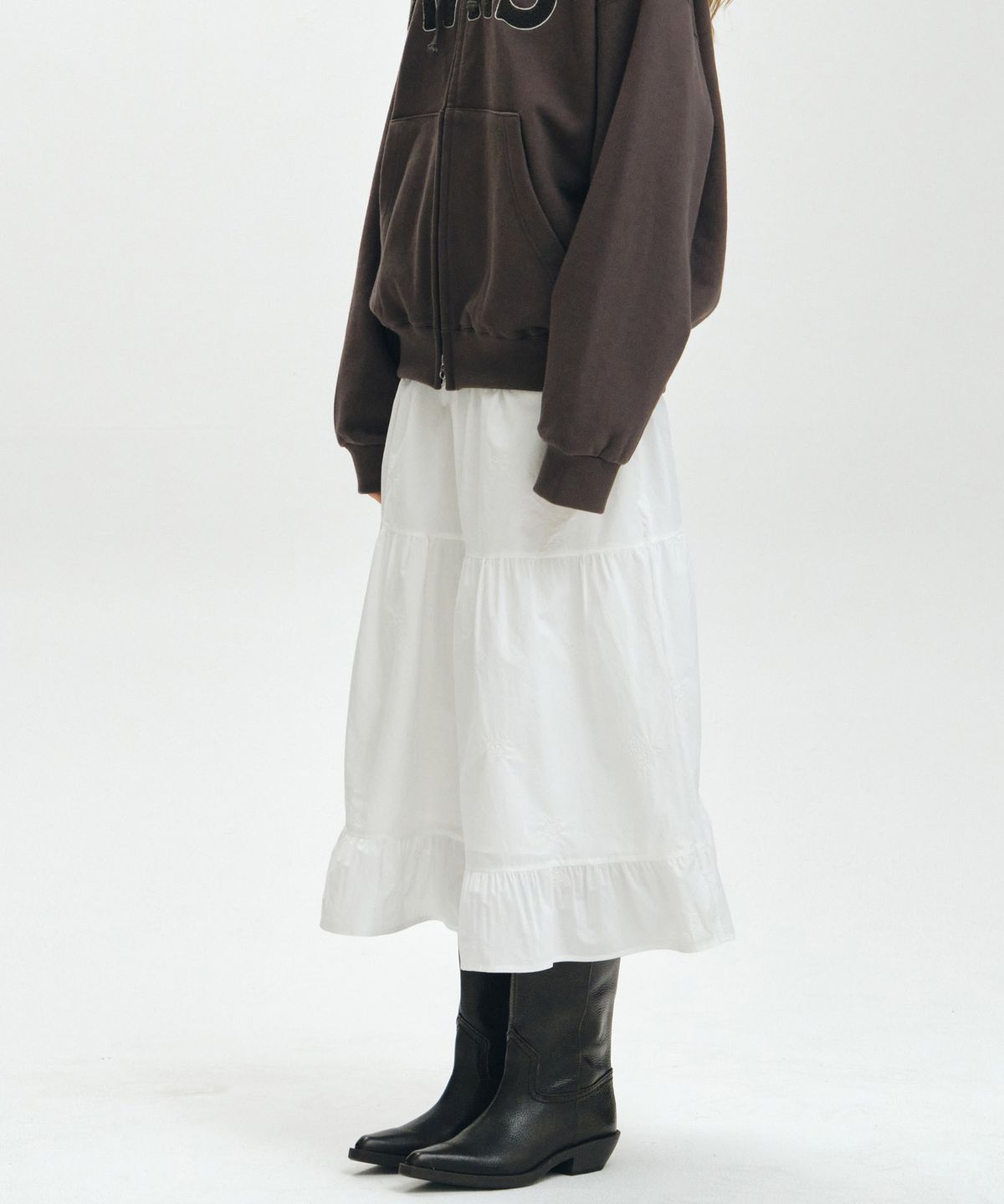 마이스(MAIS) EMBROIDERED SHIRRED TIERED MAXI SKIRT / WHITE