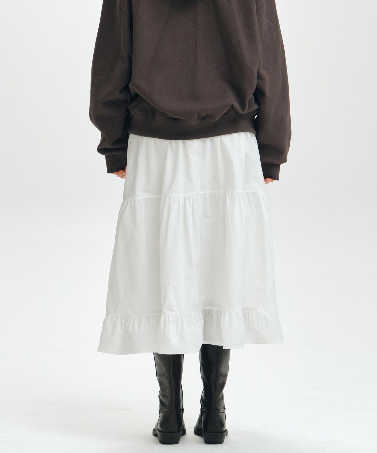 마이스(MAIS) EMBROIDERED SHIRRED TIERED MAXI SKIRT / WHITE