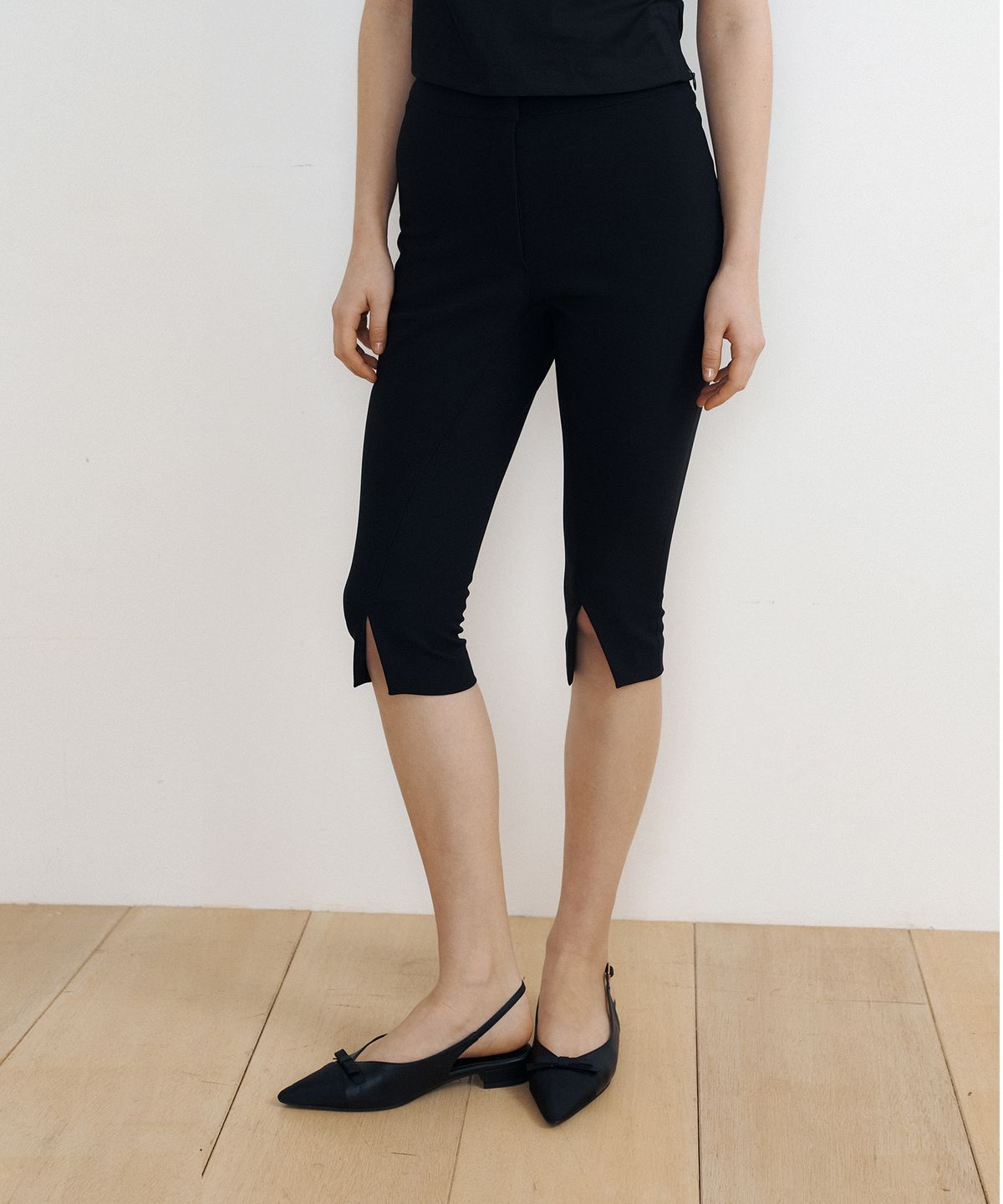 루시르주(LUCIR ZU) Front Slit Capri Pants (black)
