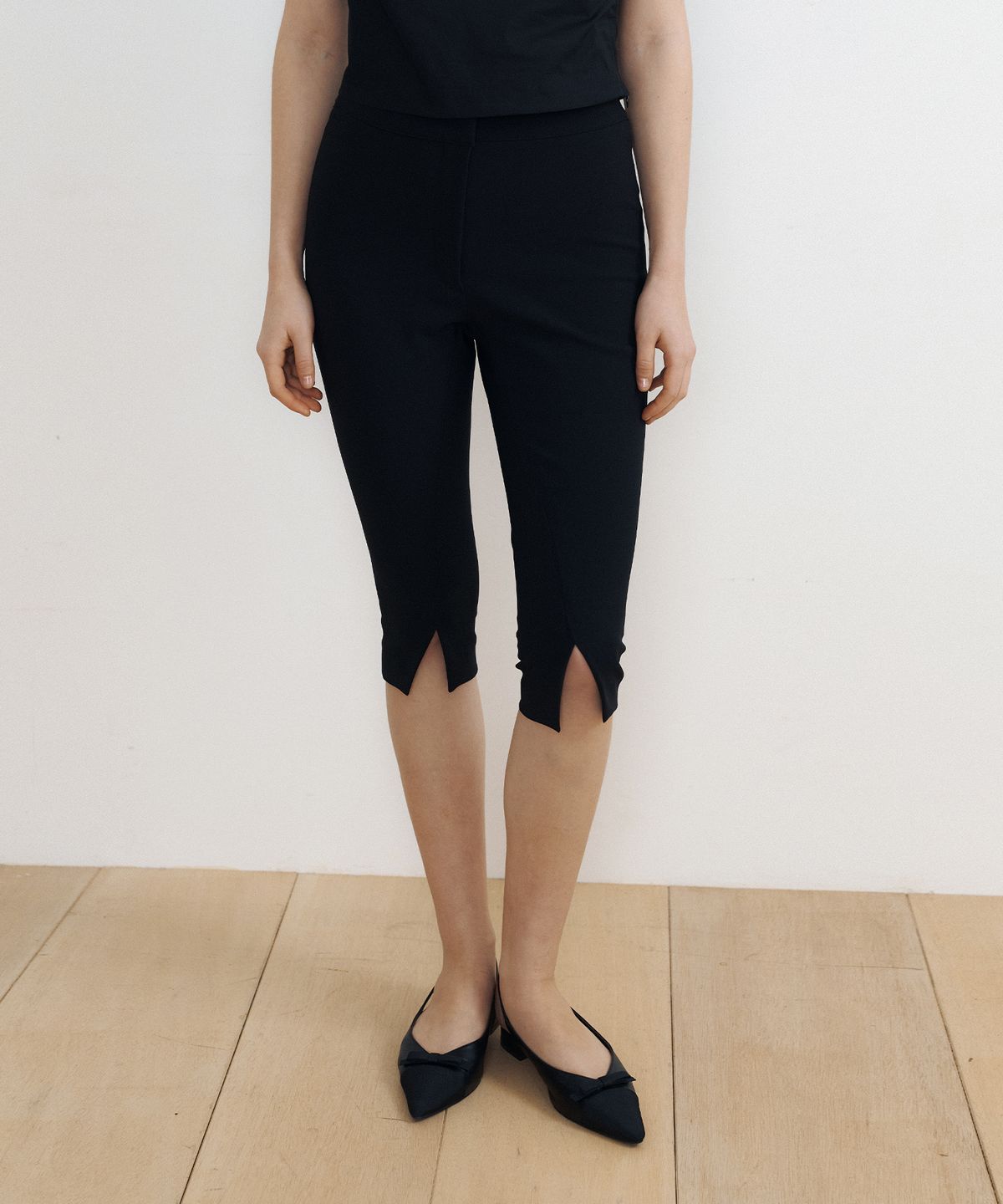 루시르주(LUCIR ZU) Front Slit Capri Pants (black)