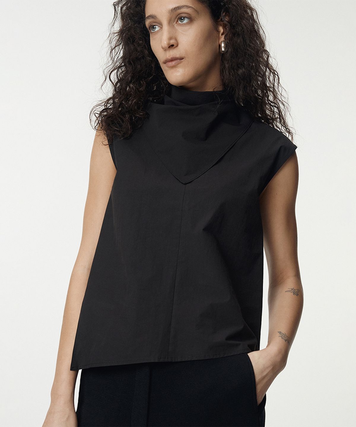우마뭉(UMARMUNG) Poplin Sleeveless With Triangle Scarf_Black