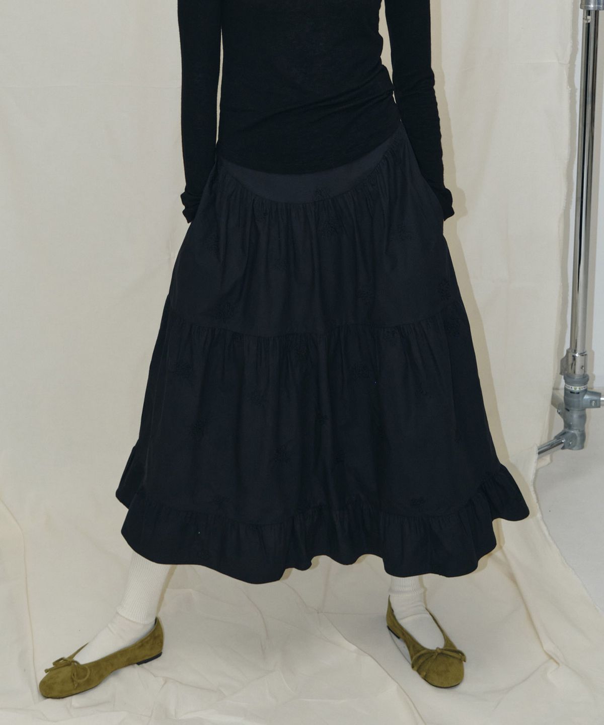 마이스(MAIS) EMBROIDERED SHIRRED TIERED MAXI SKIRT / BLACK