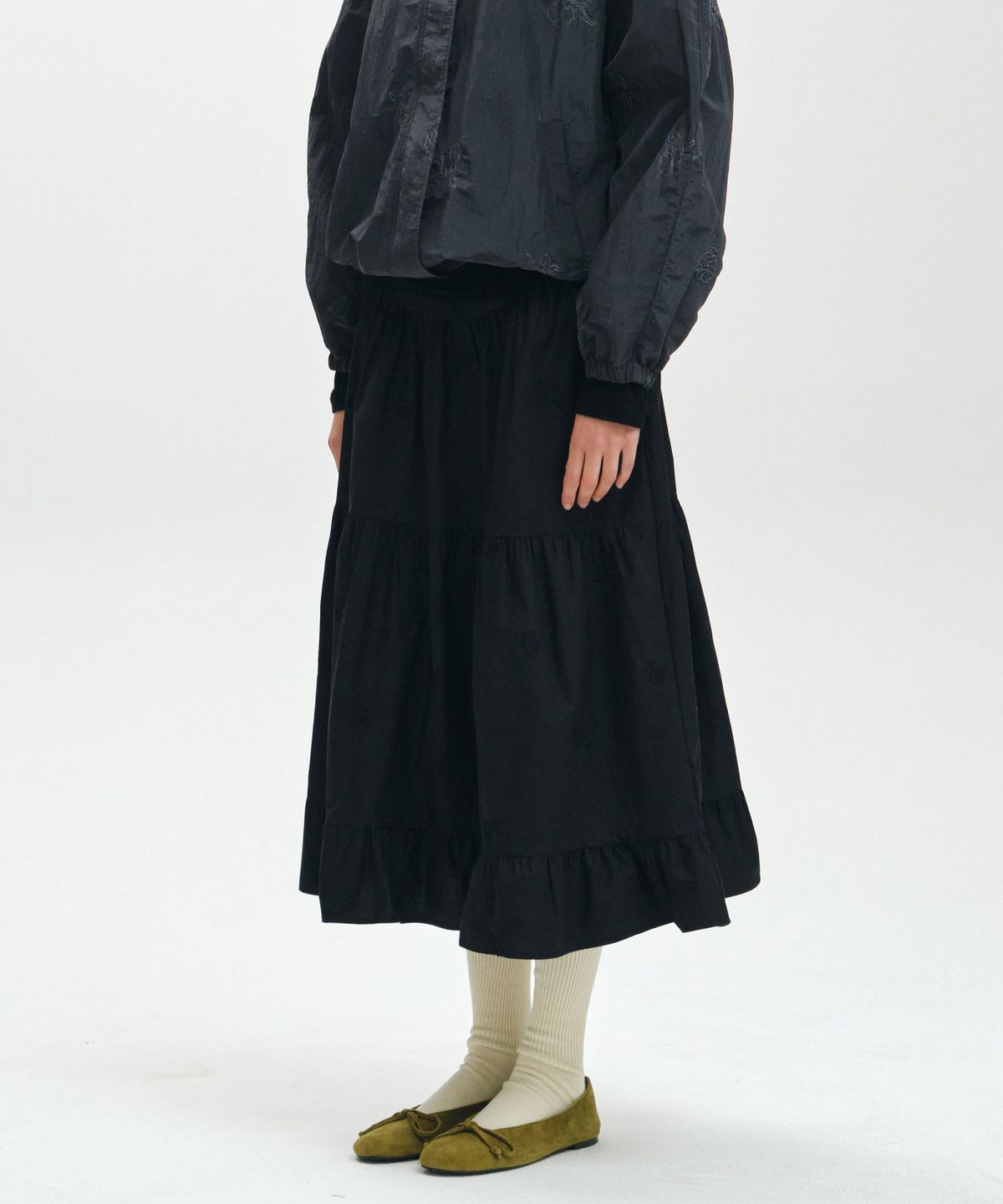 마이스(MAIS) EMBROIDERED SHIRRED TIERED MAXI SKIRT / BLACK