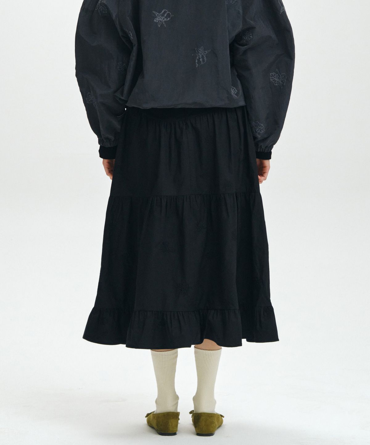 마이스(MAIS) EMBROIDERED SHIRRED TIERED MAXI SKIRT / BLACK