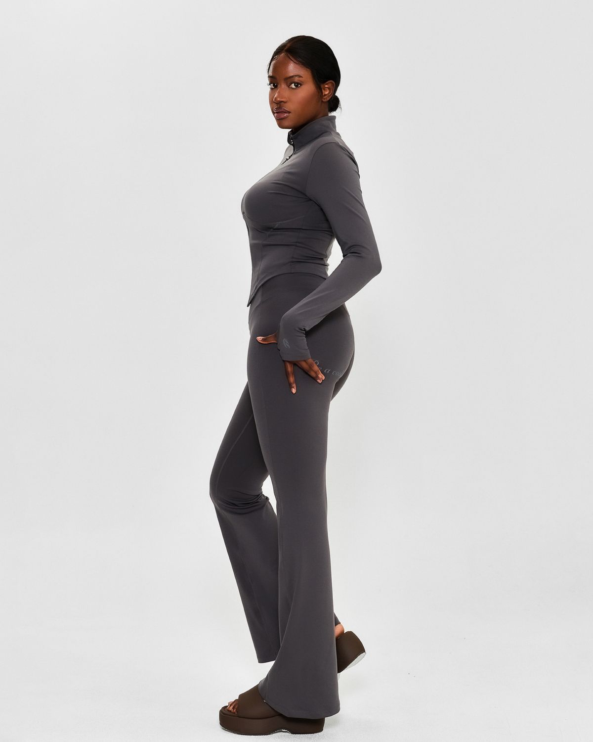 쿨시스(COOLSIS) CS CURVE BOOTCUT LEGGINGS (ASHBROWN)