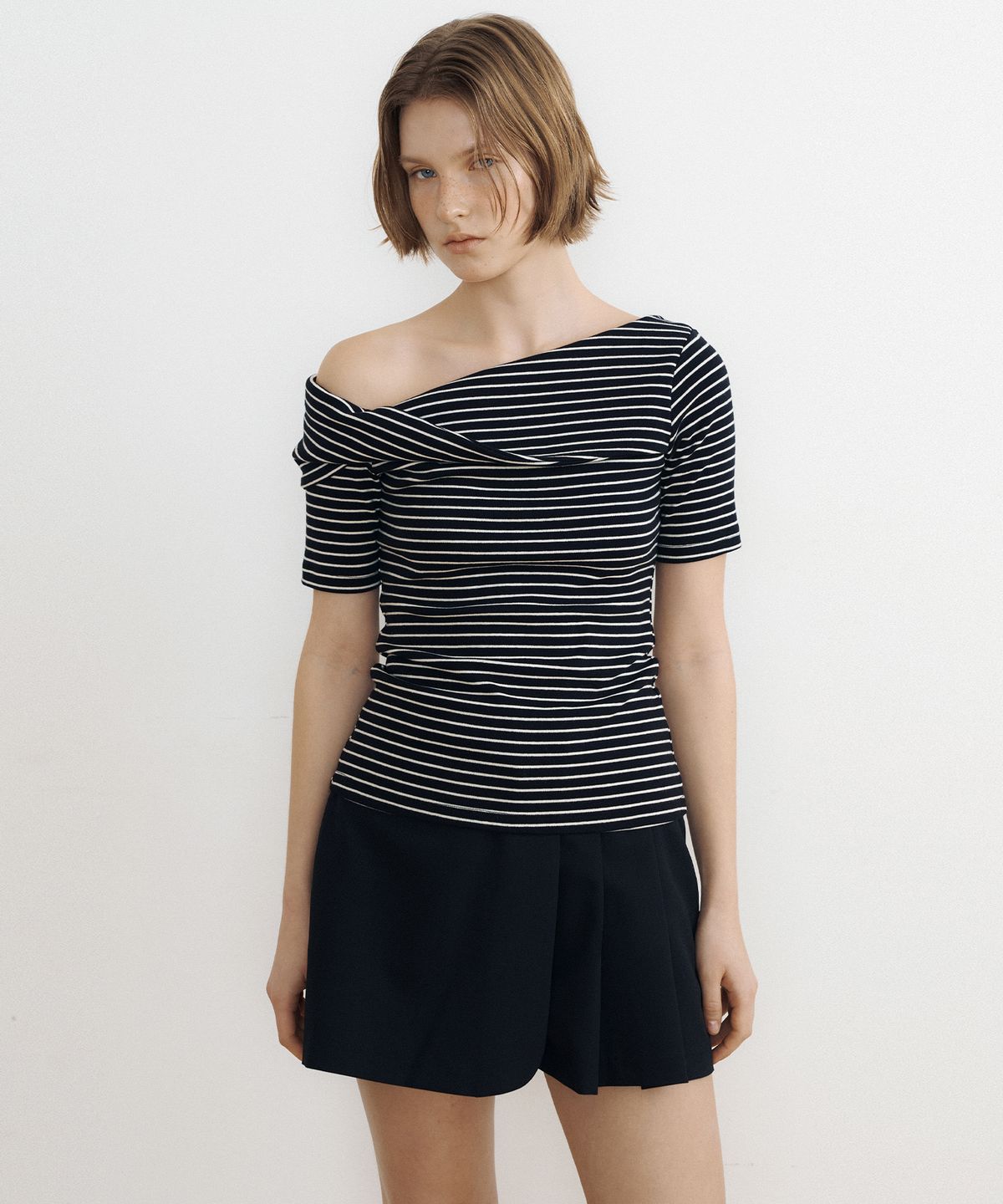 루시르주(LUCIR ZU) Stripe Twist One-Shoulder Top (black)