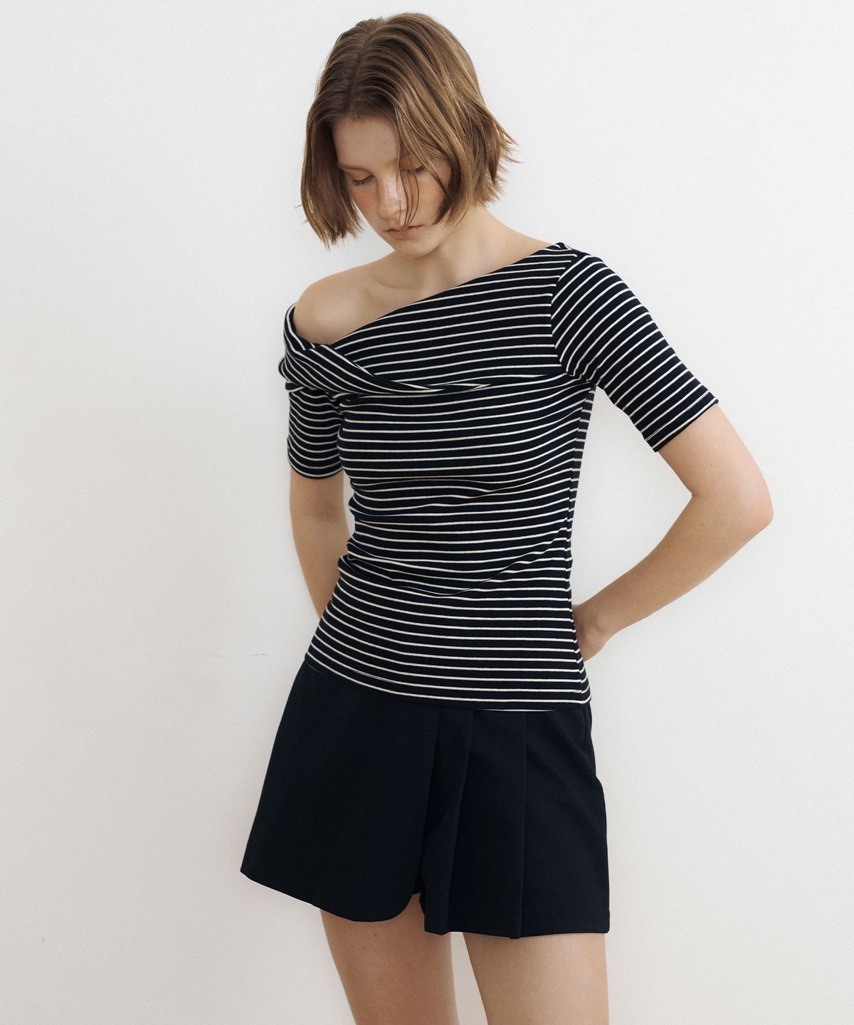 루시르주(LUCIR ZU) Stripe Twist One-Shoulder Top (black)