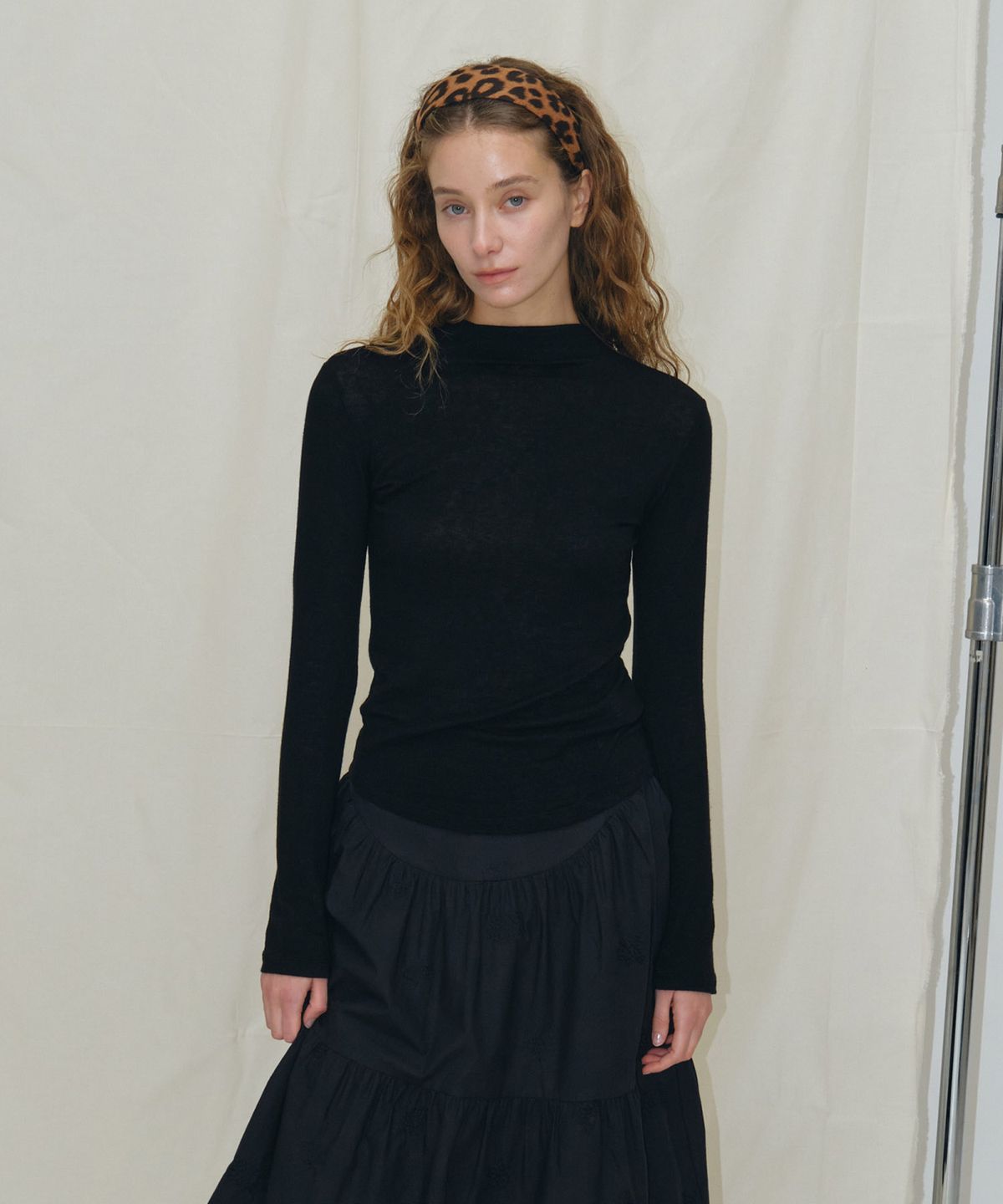 마이스(MAIS) WOOL TENCEL HALF NECK TEE / BLACK
