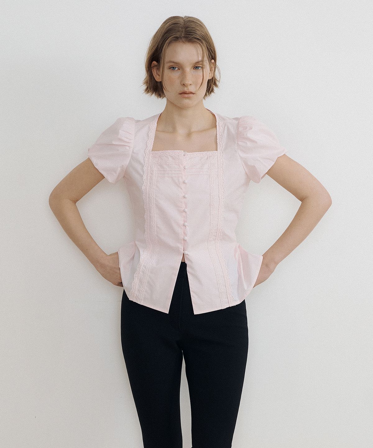 루시르주(LUCIR ZU) Square Neck Balloon Sleeve Lace Blouse (pink)