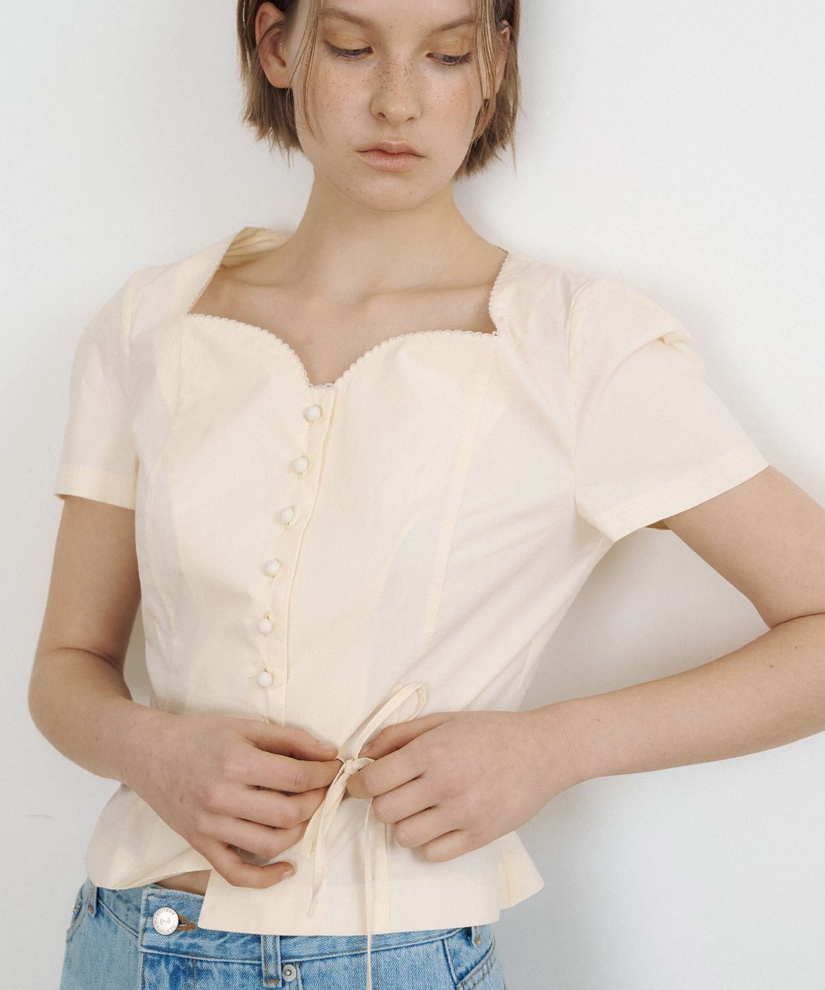 루시르주(LUCIR ZU) Tulip Neck Embroidered Puff Blouse (soft yellow)
