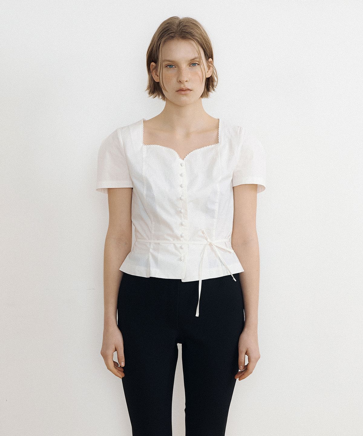 루시르주(LUCIR ZU) Tulip Neck Embroidered Puff Blouse (ivory)