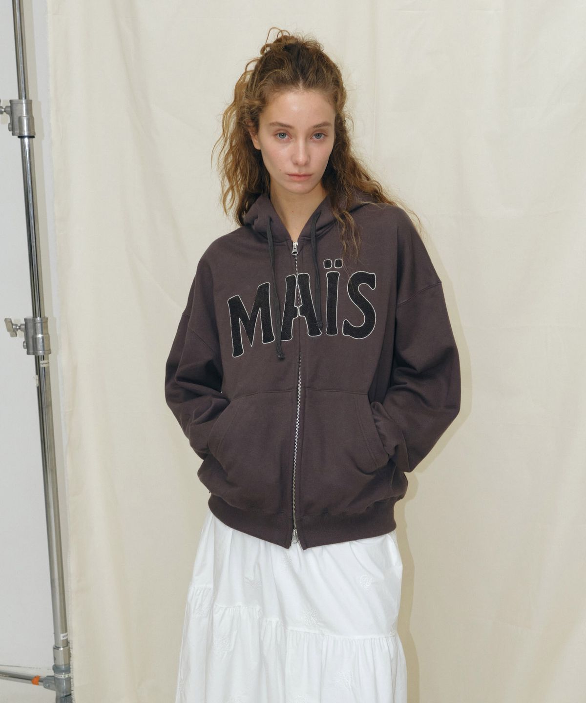 마이스(MAIS) BOUCLE LOGO ZIP-UP HOODIE / CHARCOAL