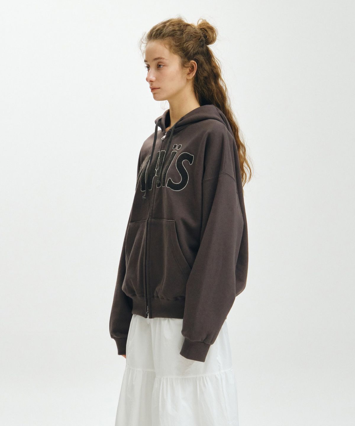 마이스(MAIS) BOUCLE LOGO ZIP-UP HOODIE / CHARCOAL