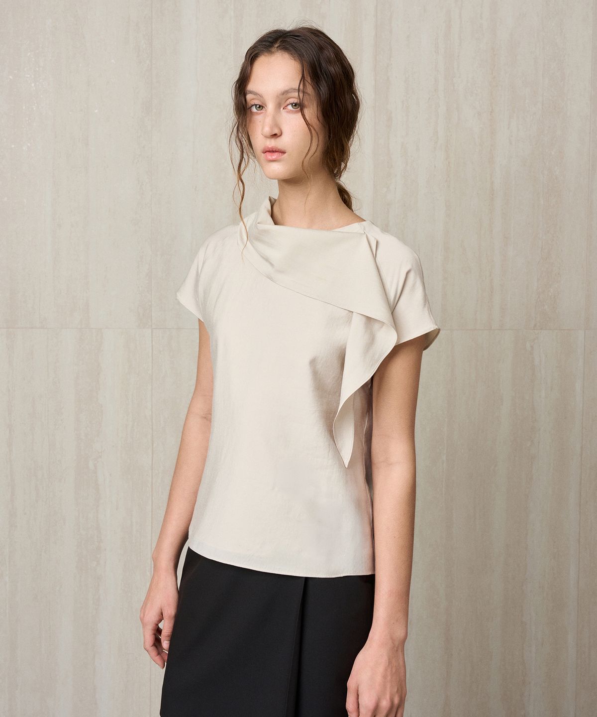 리이(RE RHEE) SCARF-DETAIL BLOUSE MILK TEA