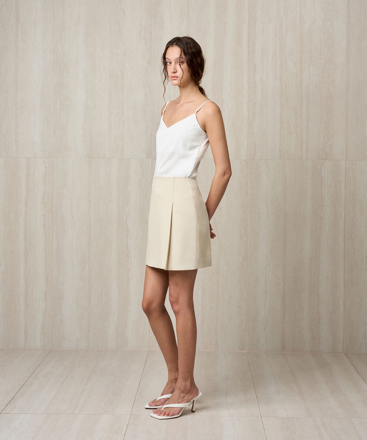 리이(RE RHEE) SLIT DETAIL MINI SKIRT SAND BEIGE