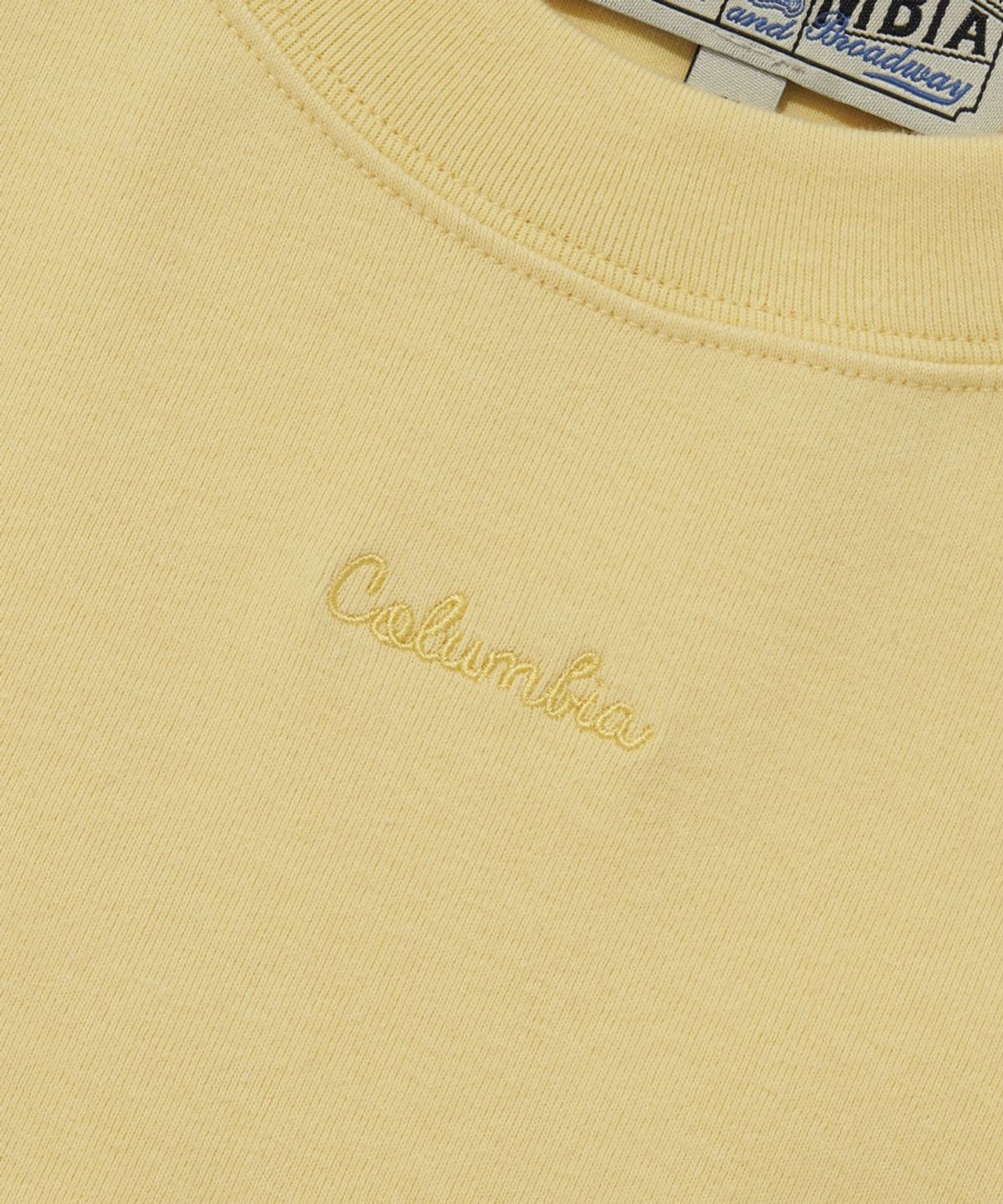컬럼비아 유니버시티(COLUMBIA UNIVERSITY) TINY SCRIPT LOGO WOMEN SLIM-FIT S/S T-SHIRTS_LIGHT YELLOW