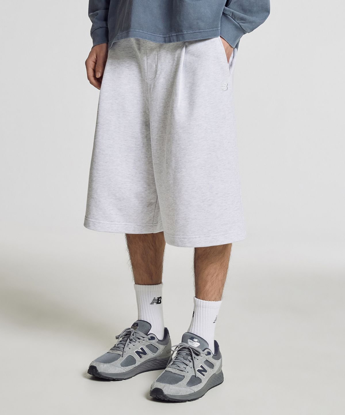 뉴발란스(NEW BALANCE) NBNVG21533 / UNI 에센셜 6부 쇼츠 (LIGHT GRAY)