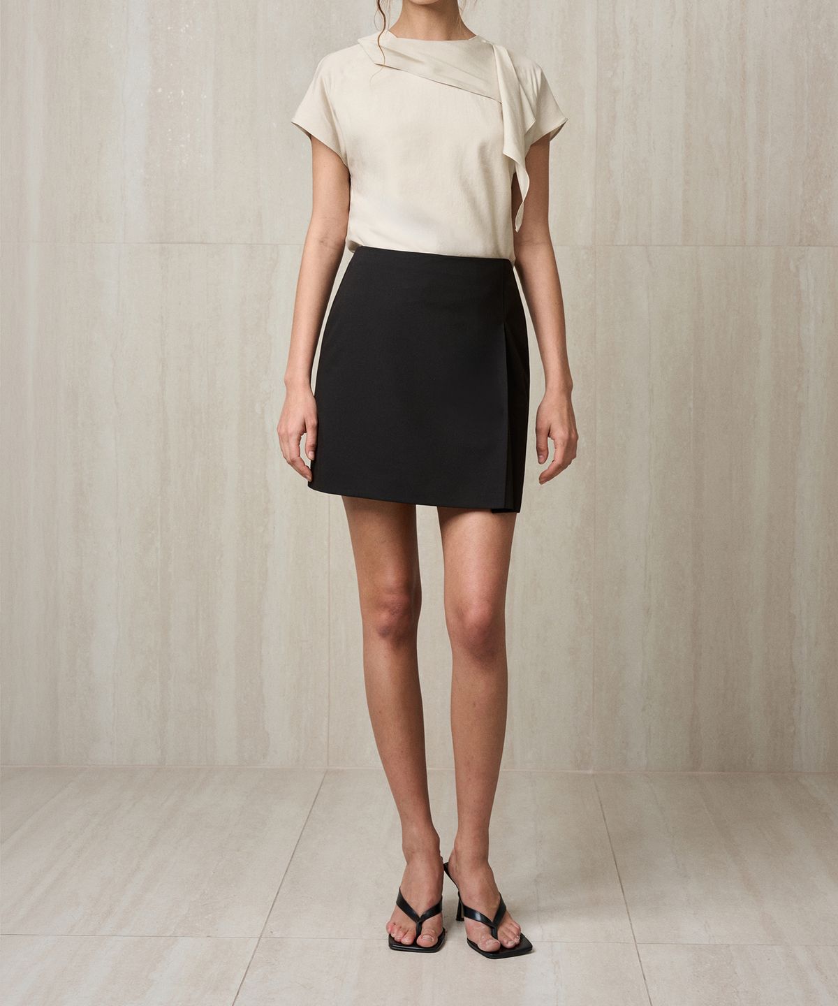 리이(RE RHEE) SLIT DETAIL MINI SKIRT BLACK
