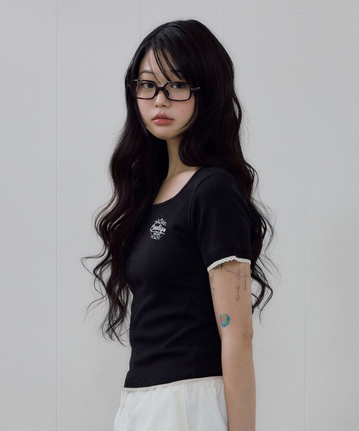 코랄리크(CORALIQUE) 퓨어 백스트링 솔리드 티셔츠 블랙