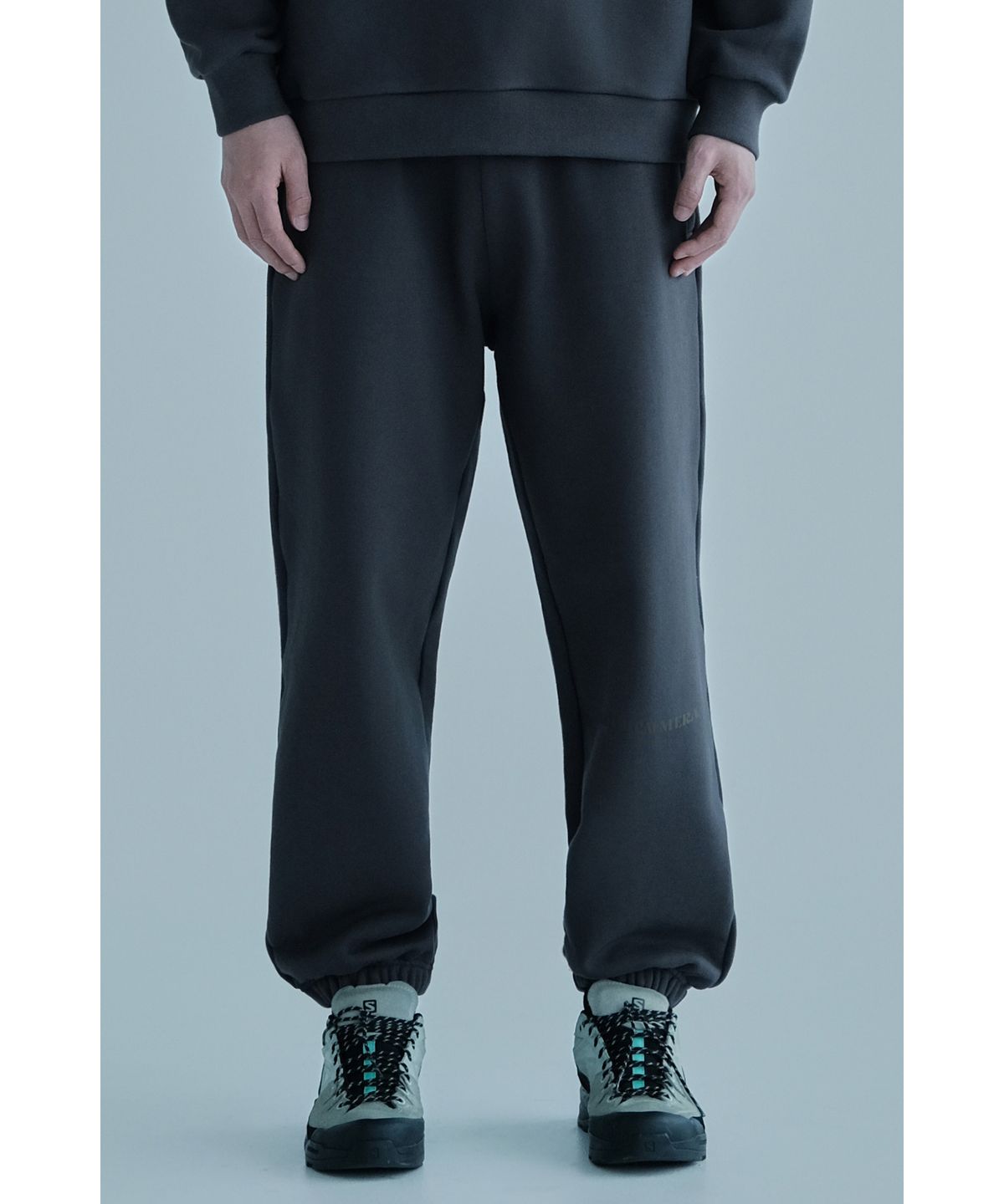 얼스캄에라(EARTH CALM ERA) 내추럴 데일리 스웨트팬츠_차콜