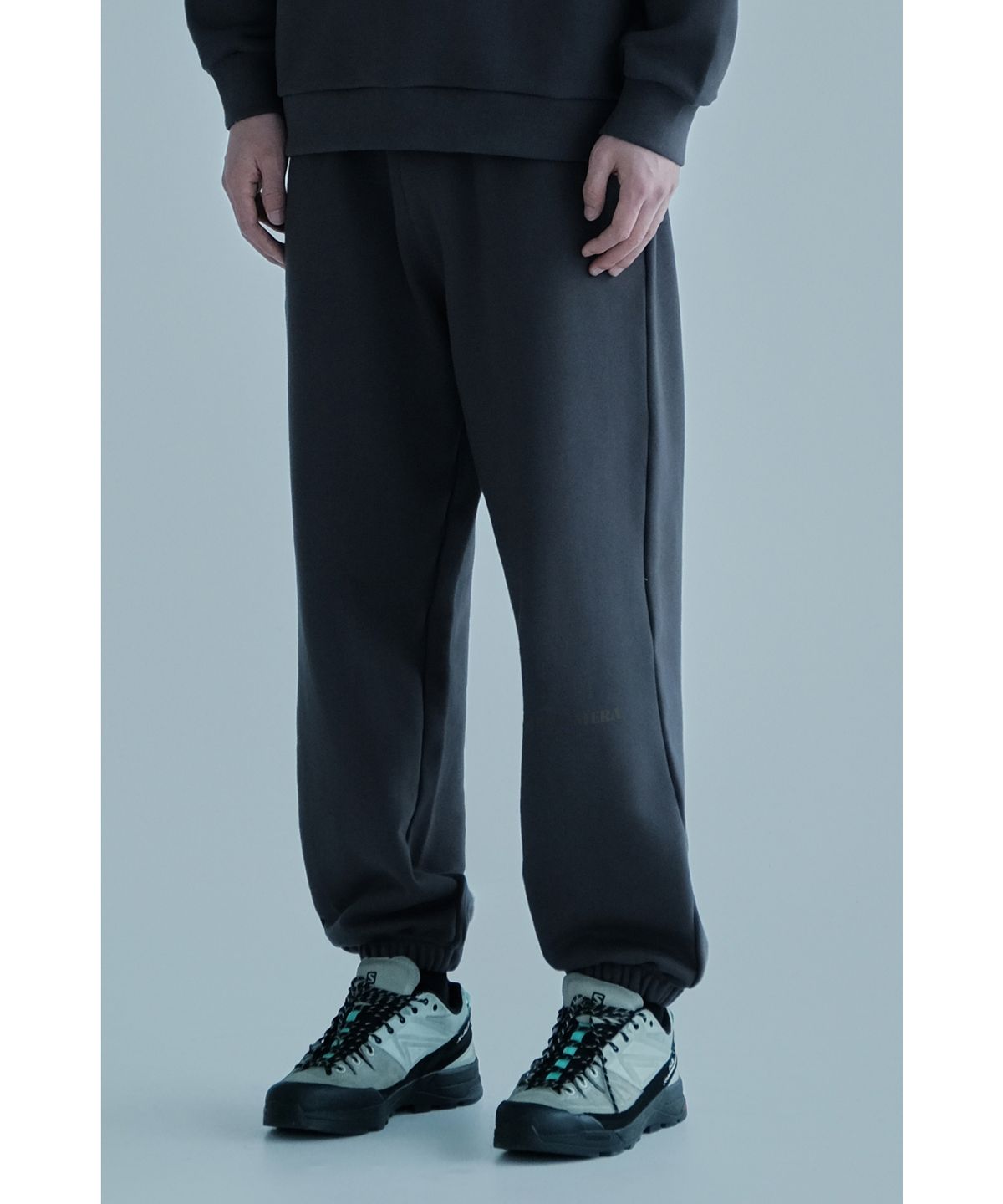 얼스캄에라(EARTH CALM ERA) 내추럴 데일리 스웨트팬츠_차콜